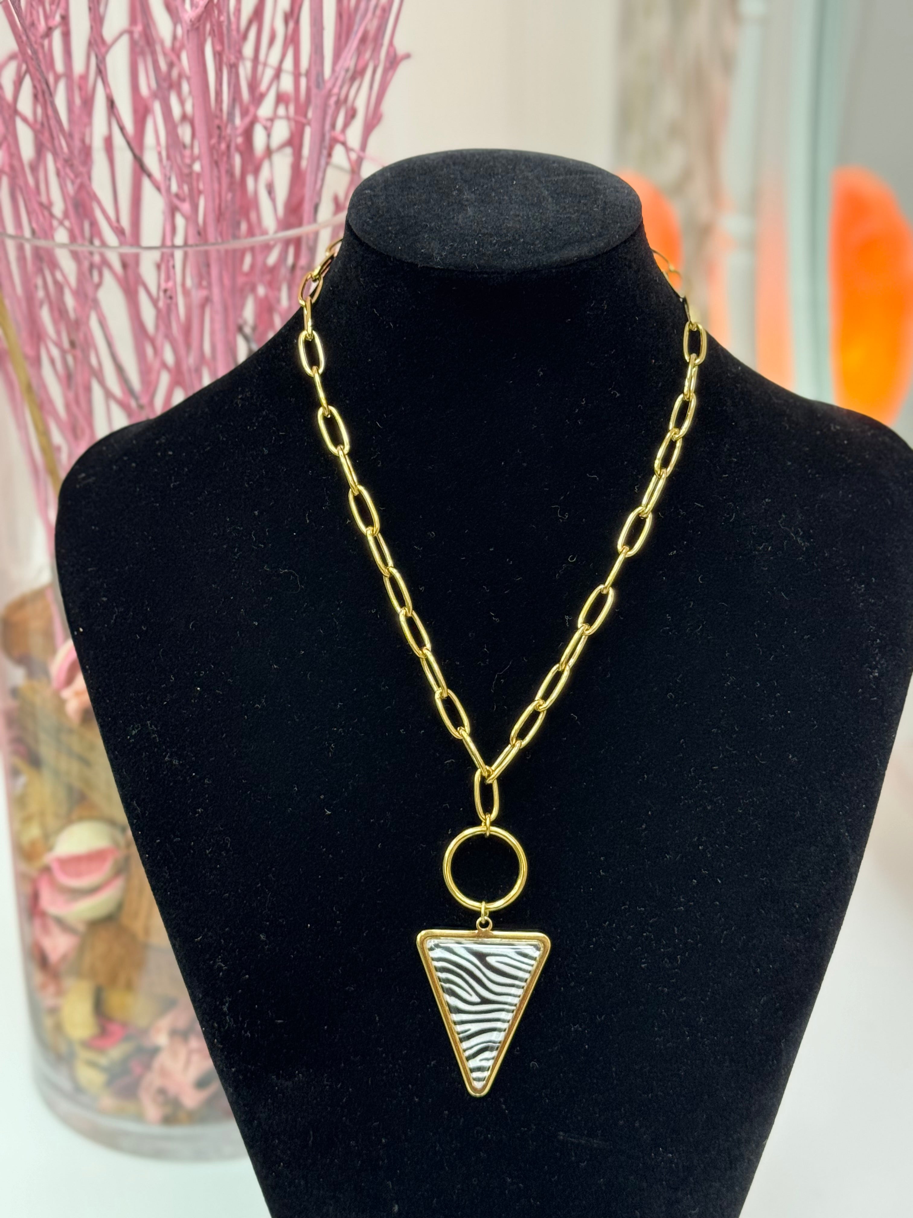 COLLAR DORADO TRIÁNGULO CEBRA