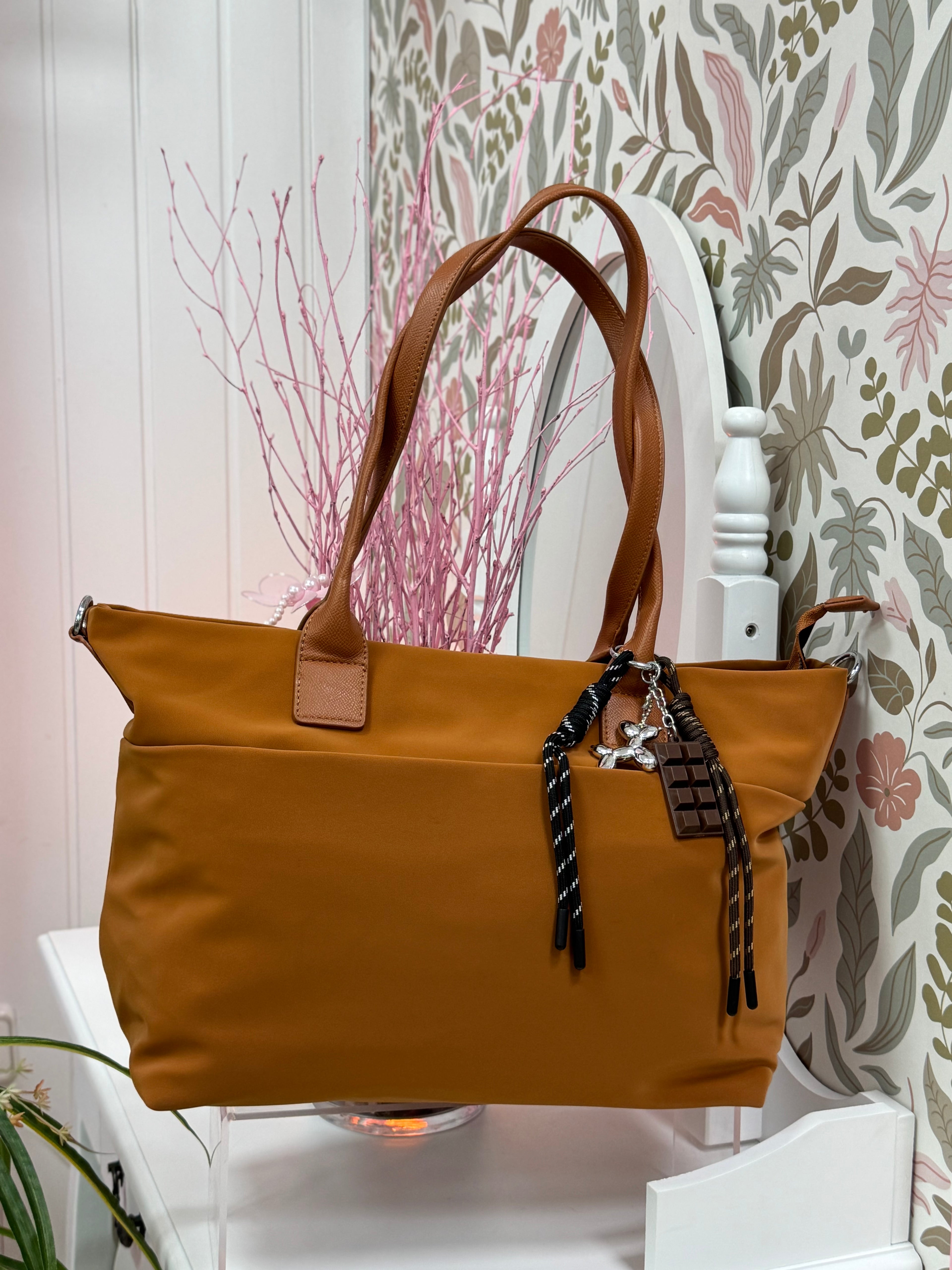 BOLSO CAMEL ADORNO CHOCOLATE Y PERRITO