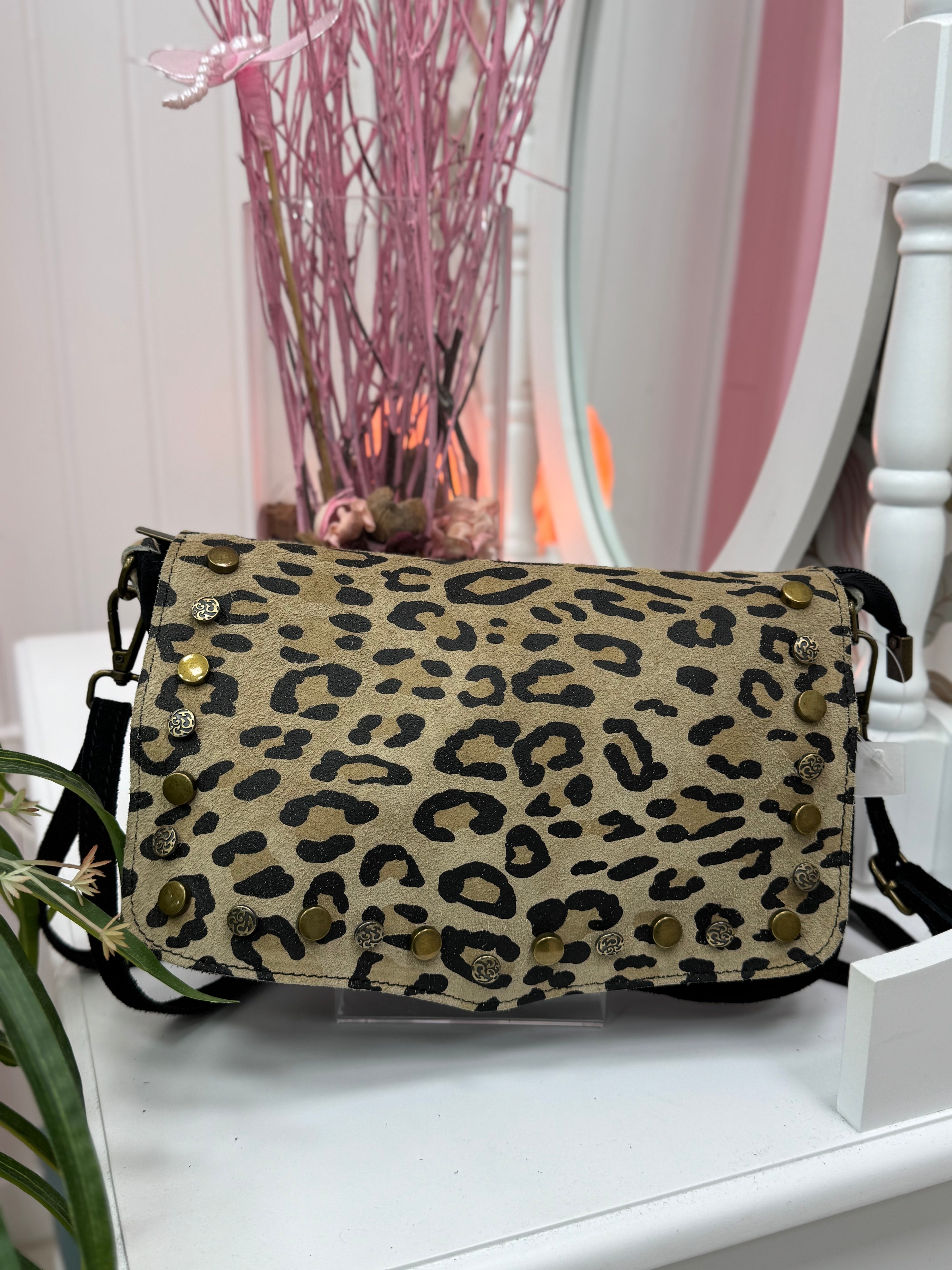 BOLSO ANIMAL PRINT TACHAS PIEL VUELTA