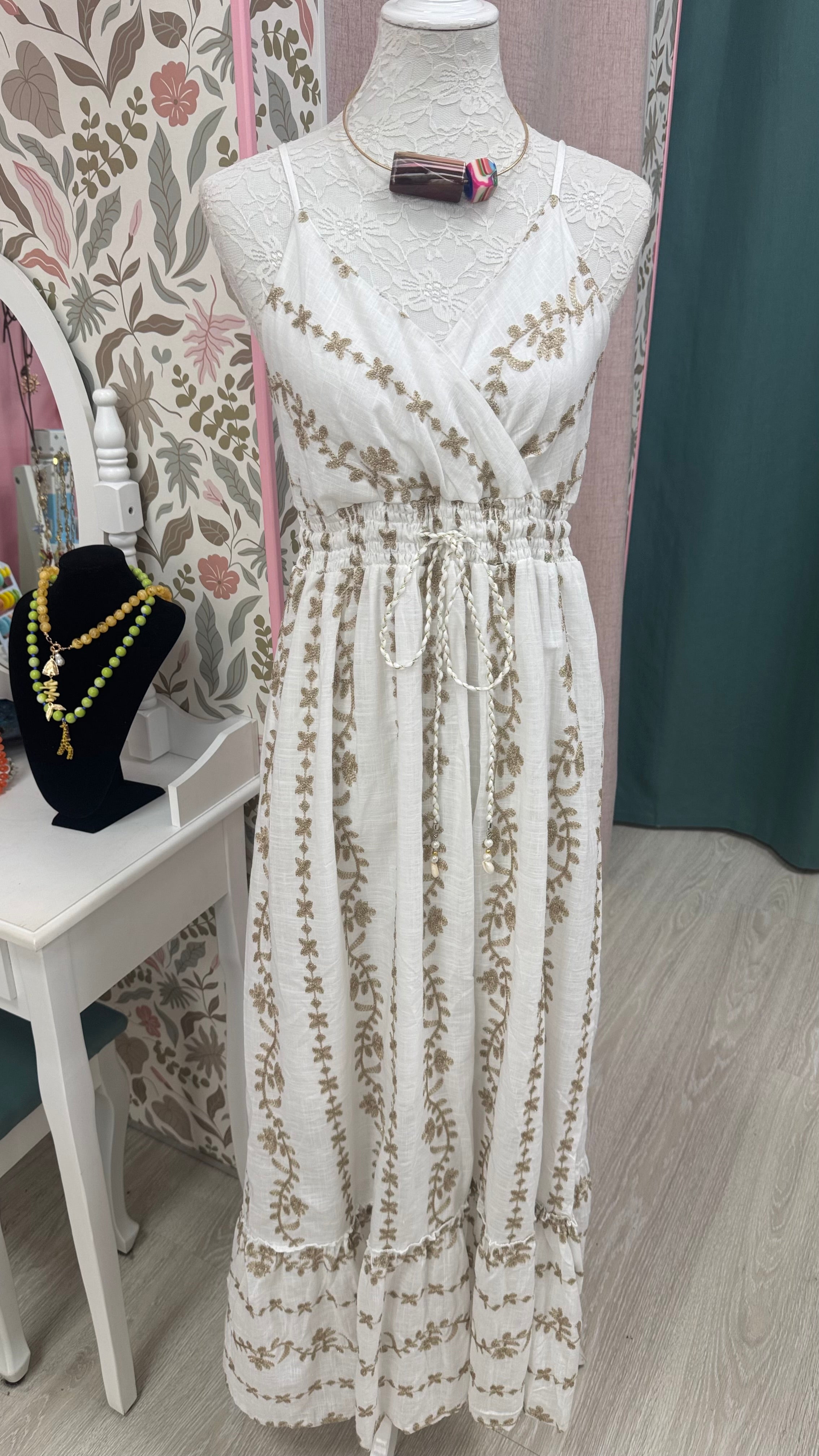 VESTIDO BLANCO BORDADO DORADO