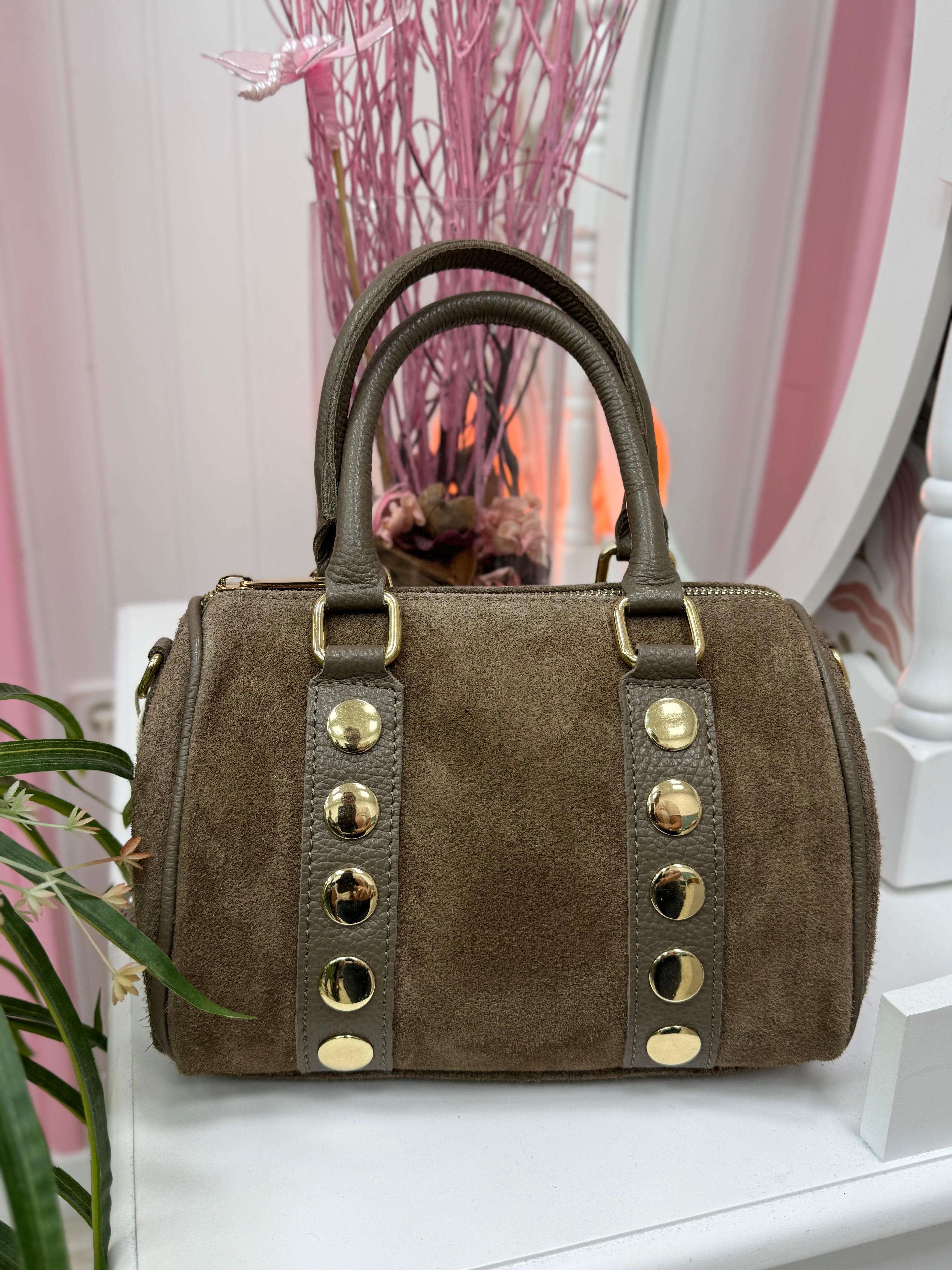 BOLSO PIEL VUELTA CON TACHAS Y ASA MANO