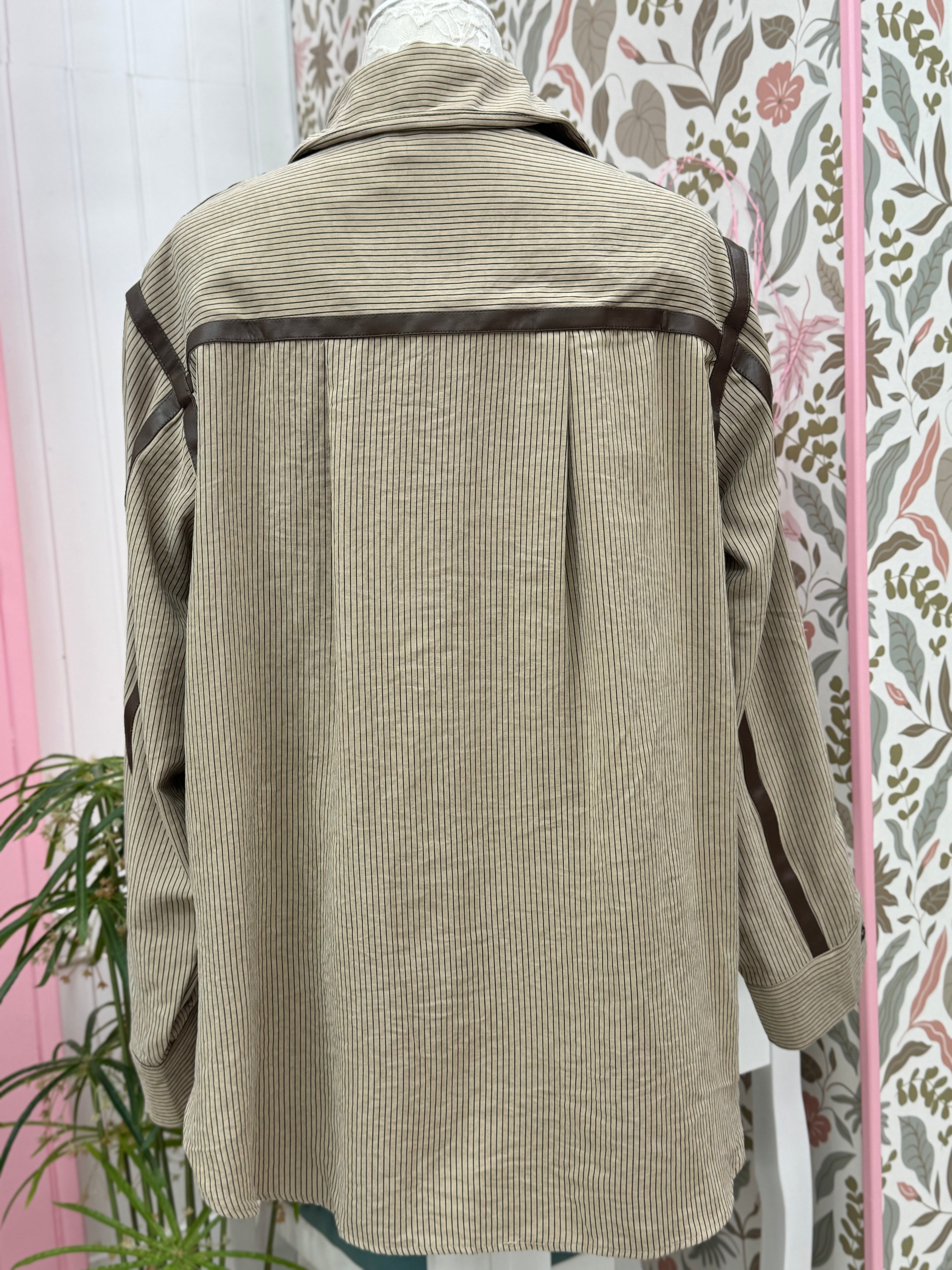 CAMISA MULTIRAYAS CON POLIPIEL