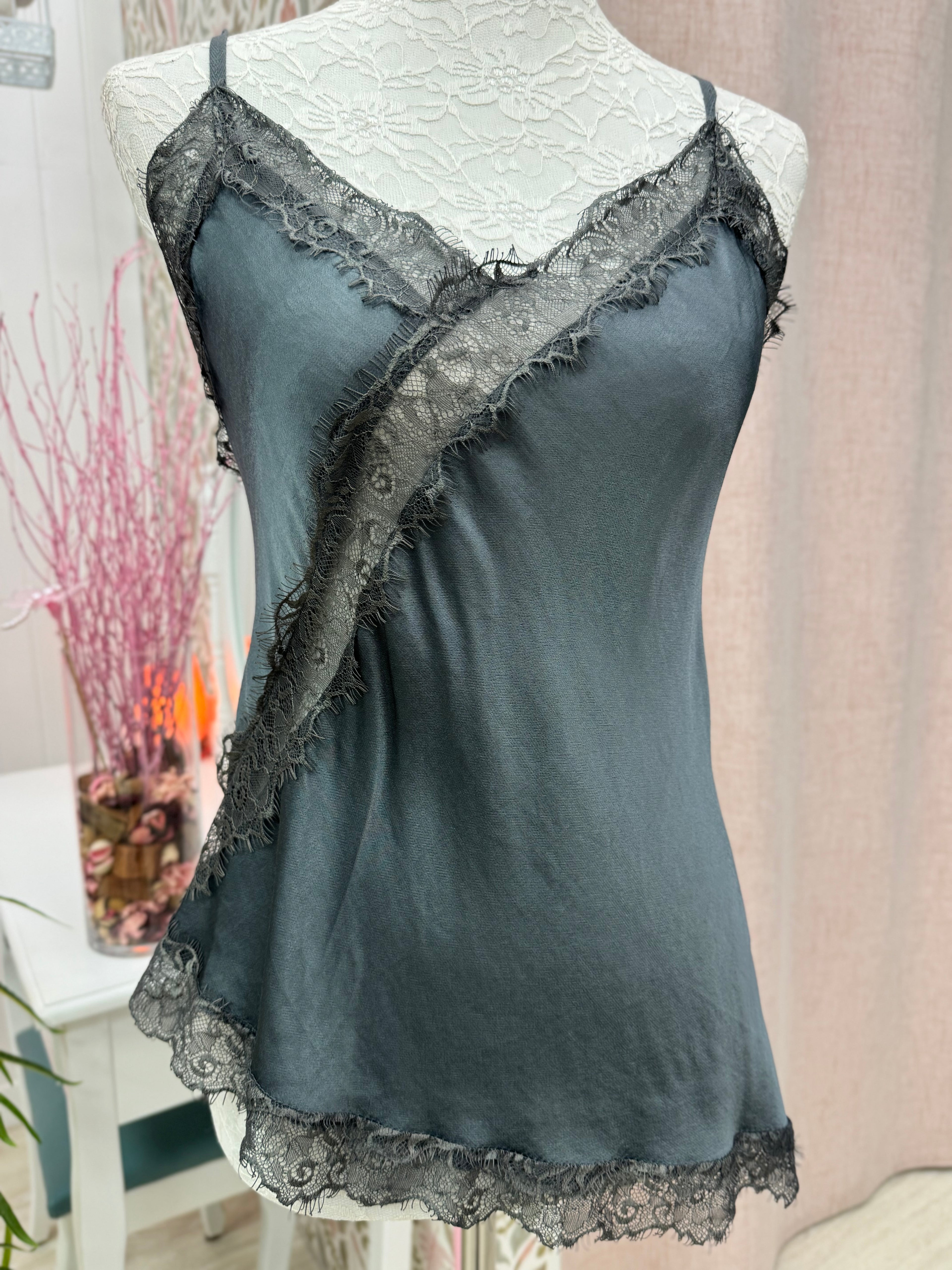 LENCERAS SATINADAS ASIMÉTRICAS CORTAS