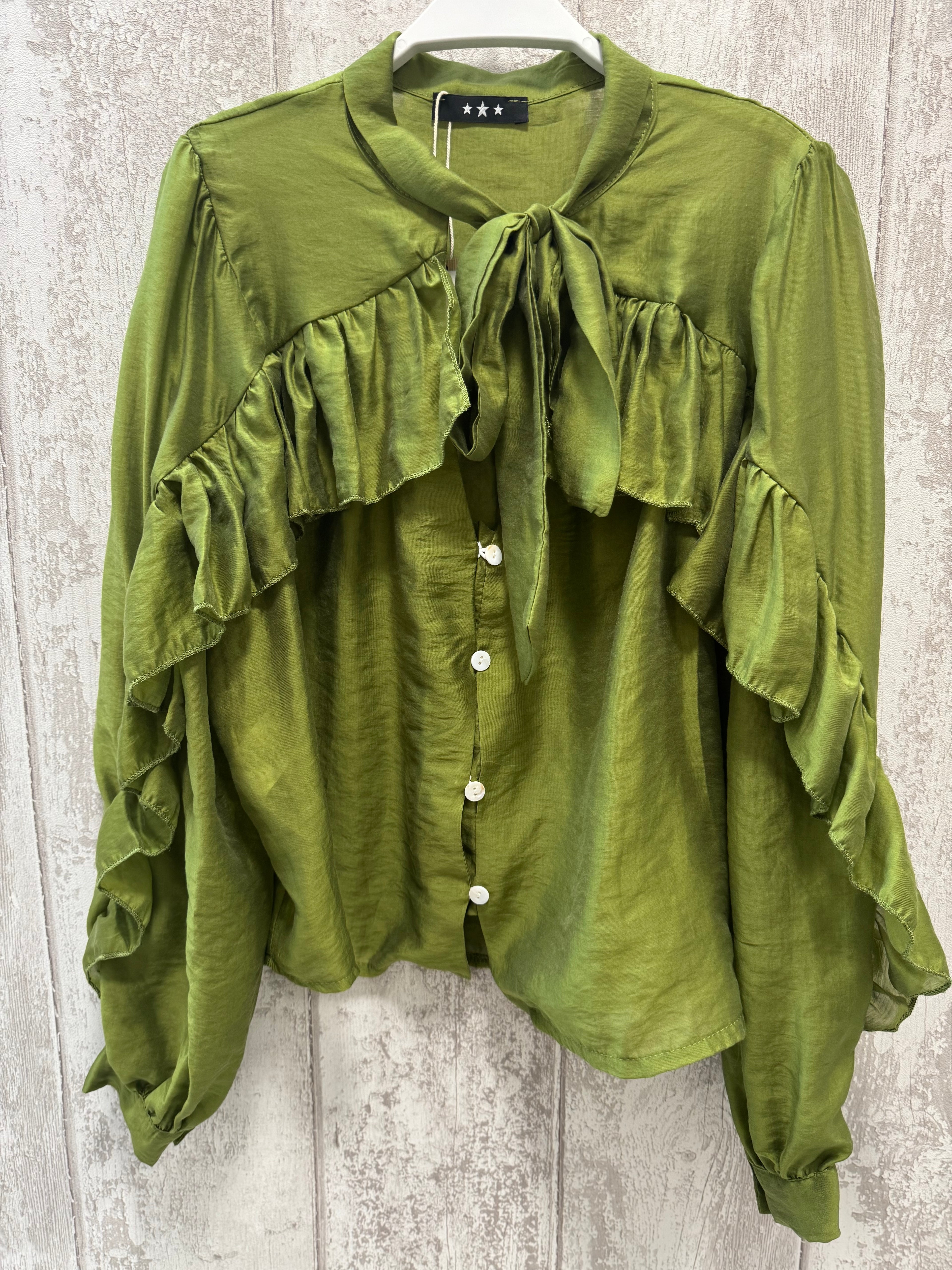 CAMISA VOLANTE Y LAZADA