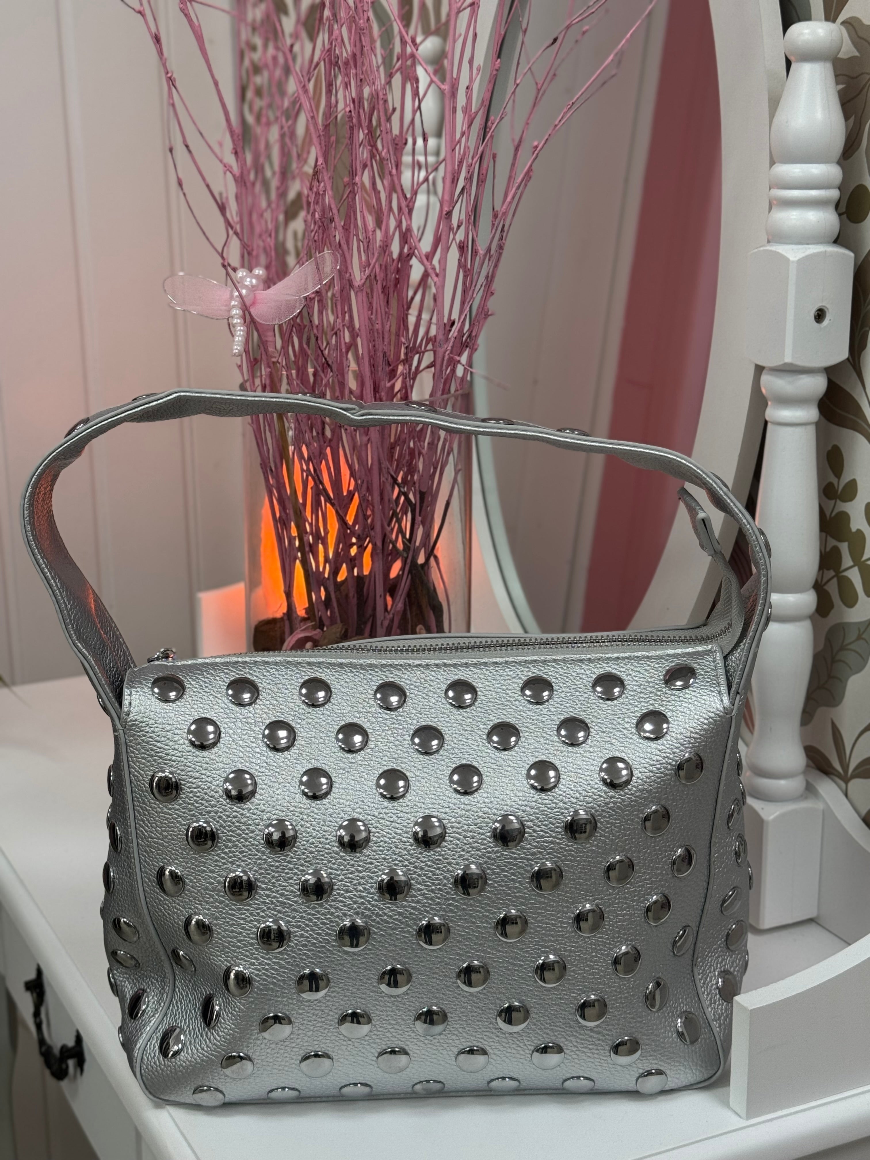 BOLSO PLATEADO TACHUELAS