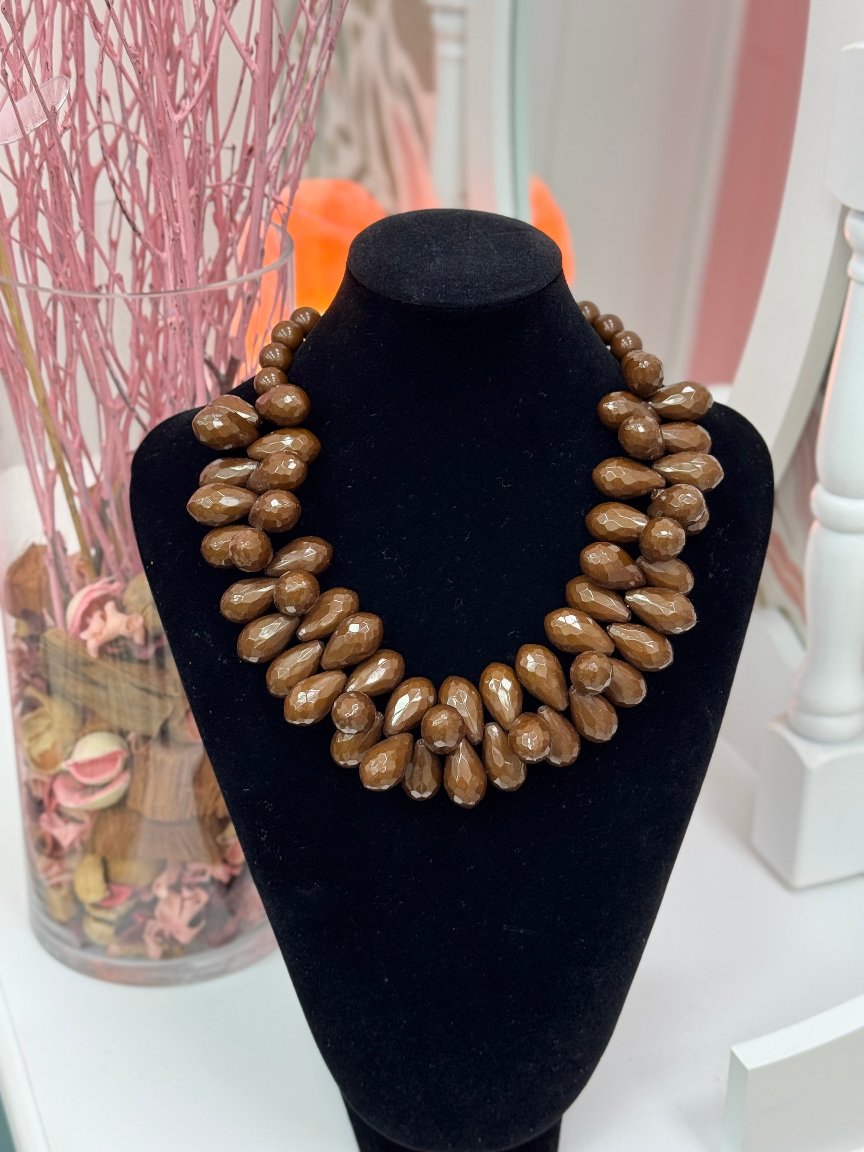 COLLAR MARRÓN ACRÍLICO