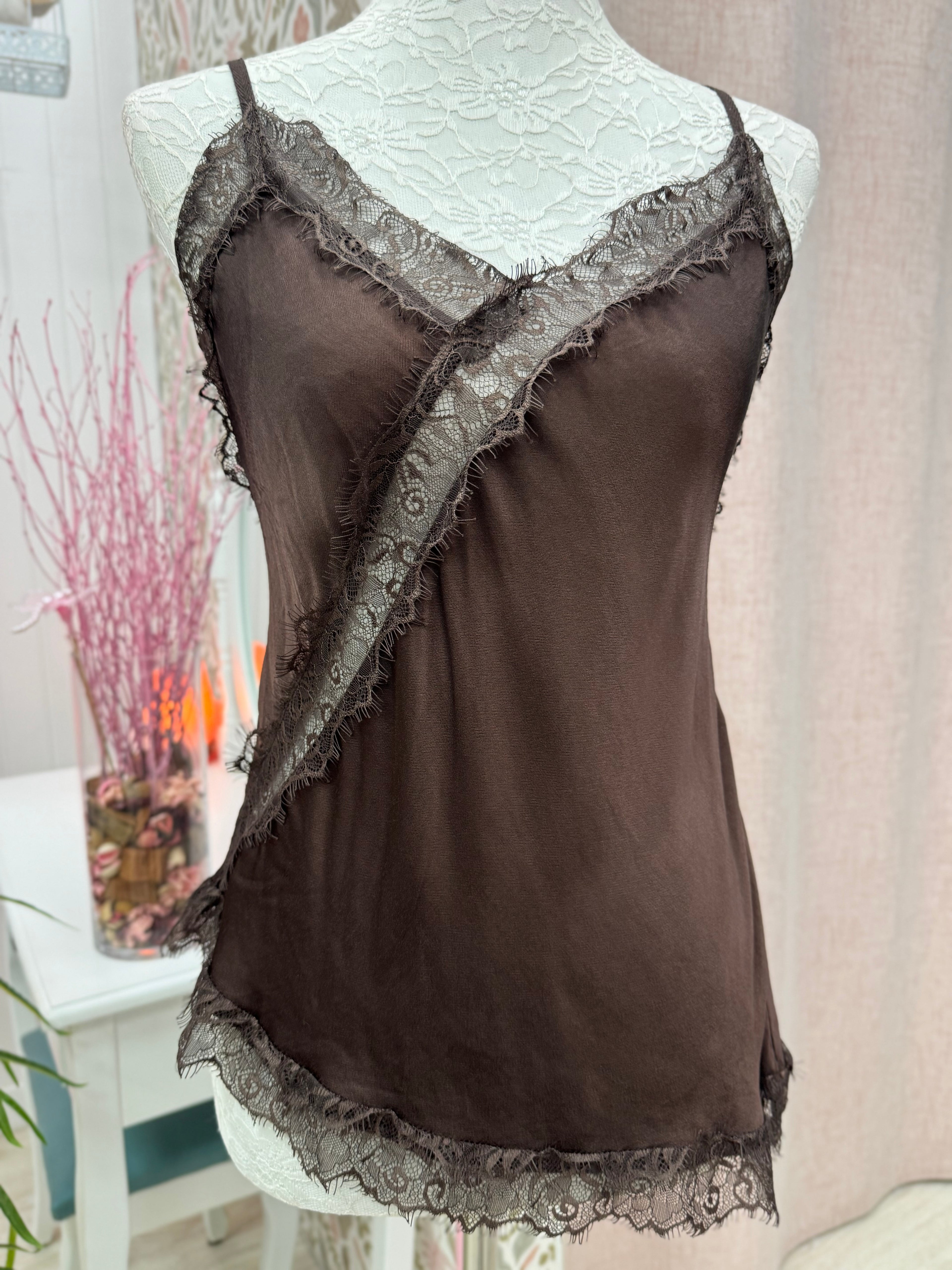 LENCERAS SATINADAS ASIMÉTRICAS CORTAS