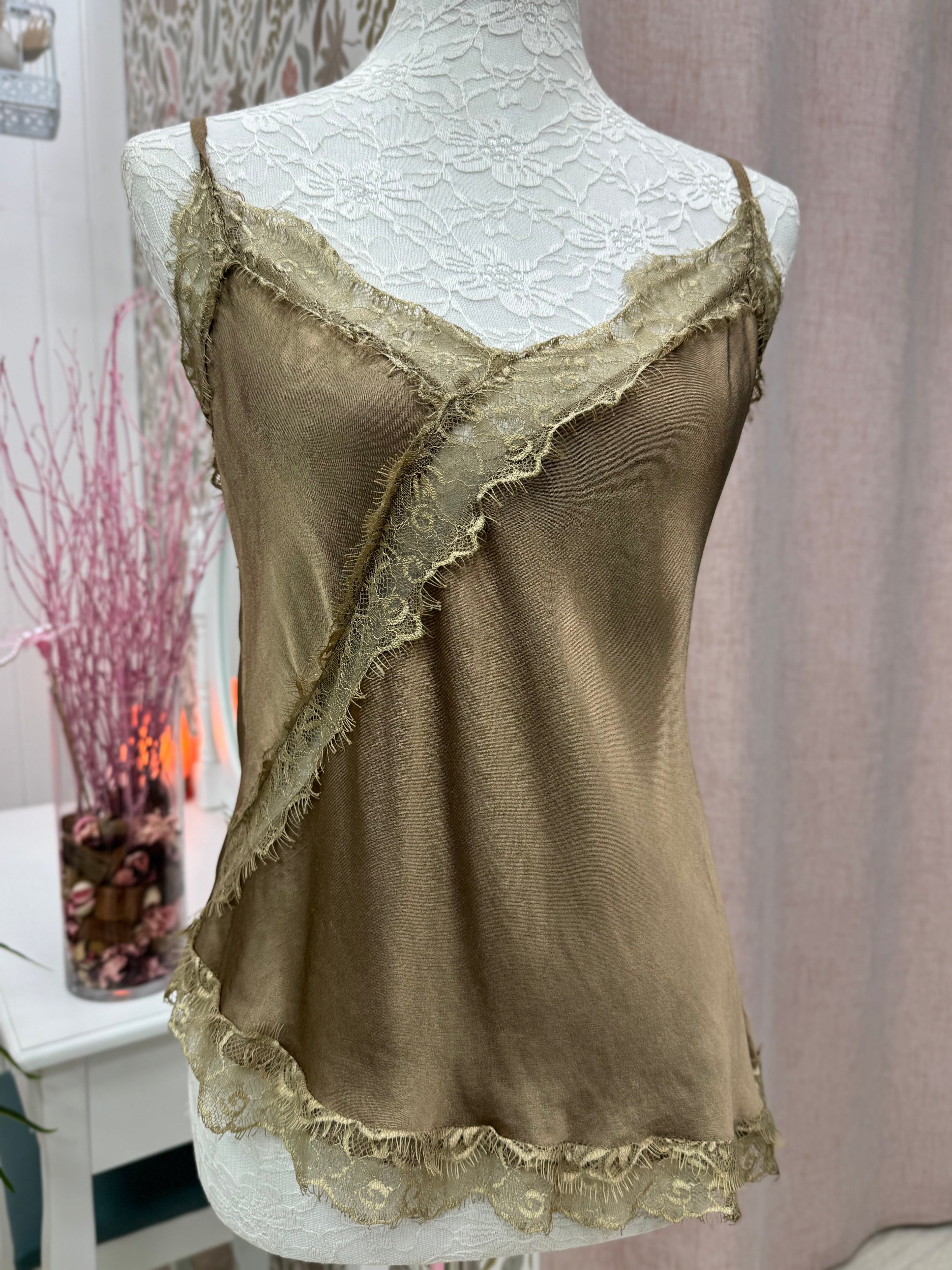 LENCERAS SATINADAS ASIMÉTRICAS CORTAS