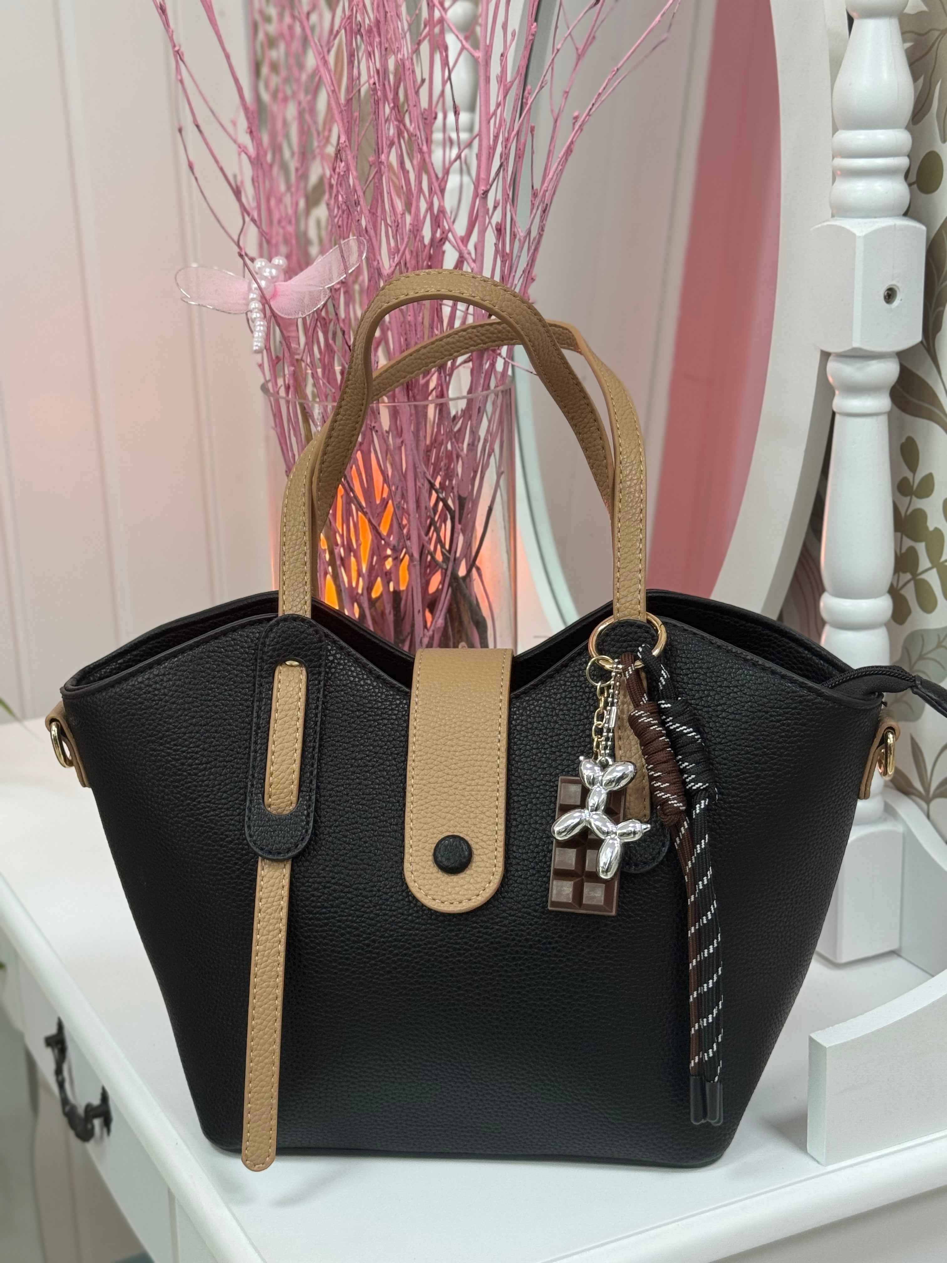 BOLSO NEGRO CON ASAS CAMEL