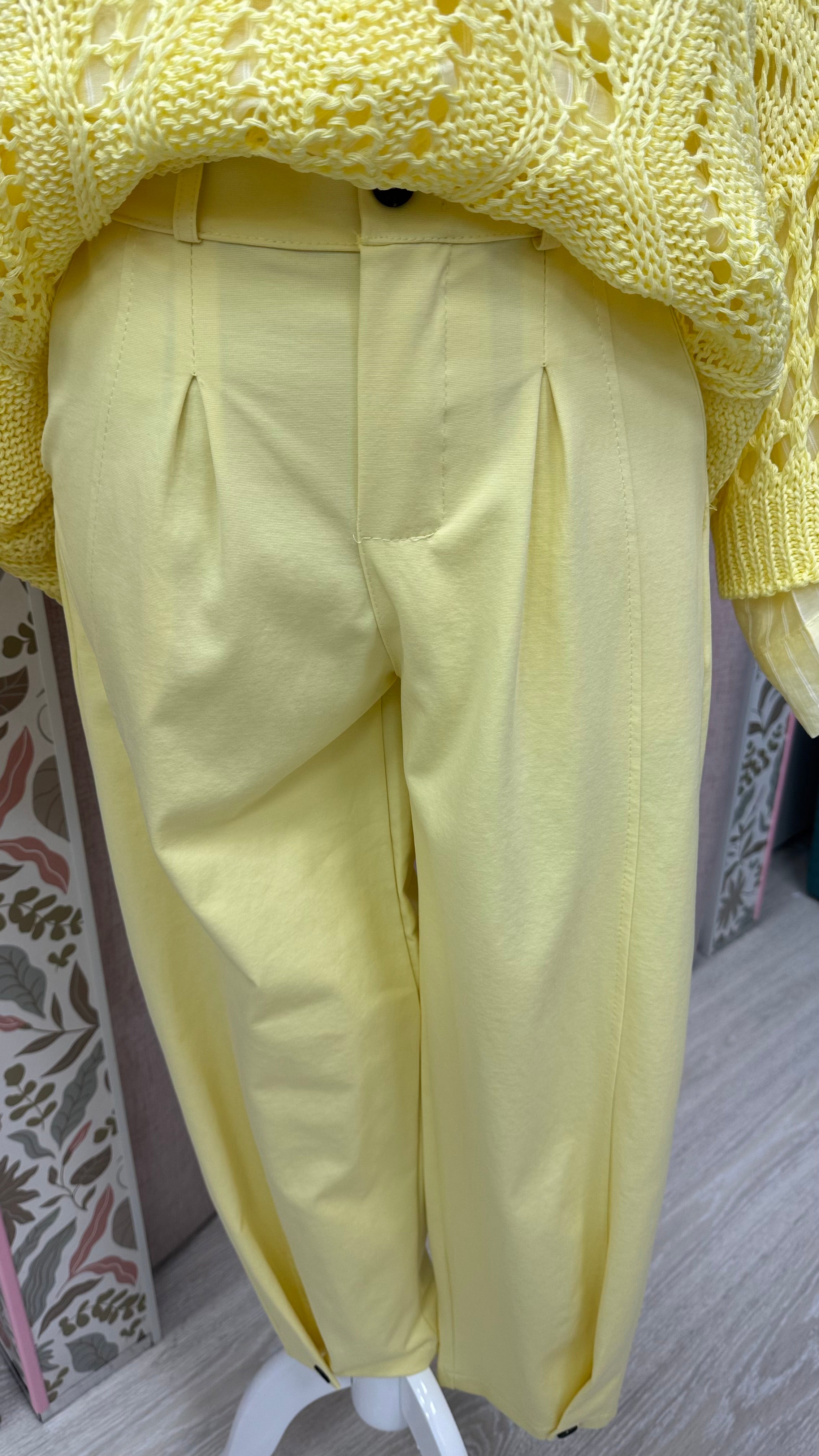 PANTALÓN CON BOTÓN TOBILLO