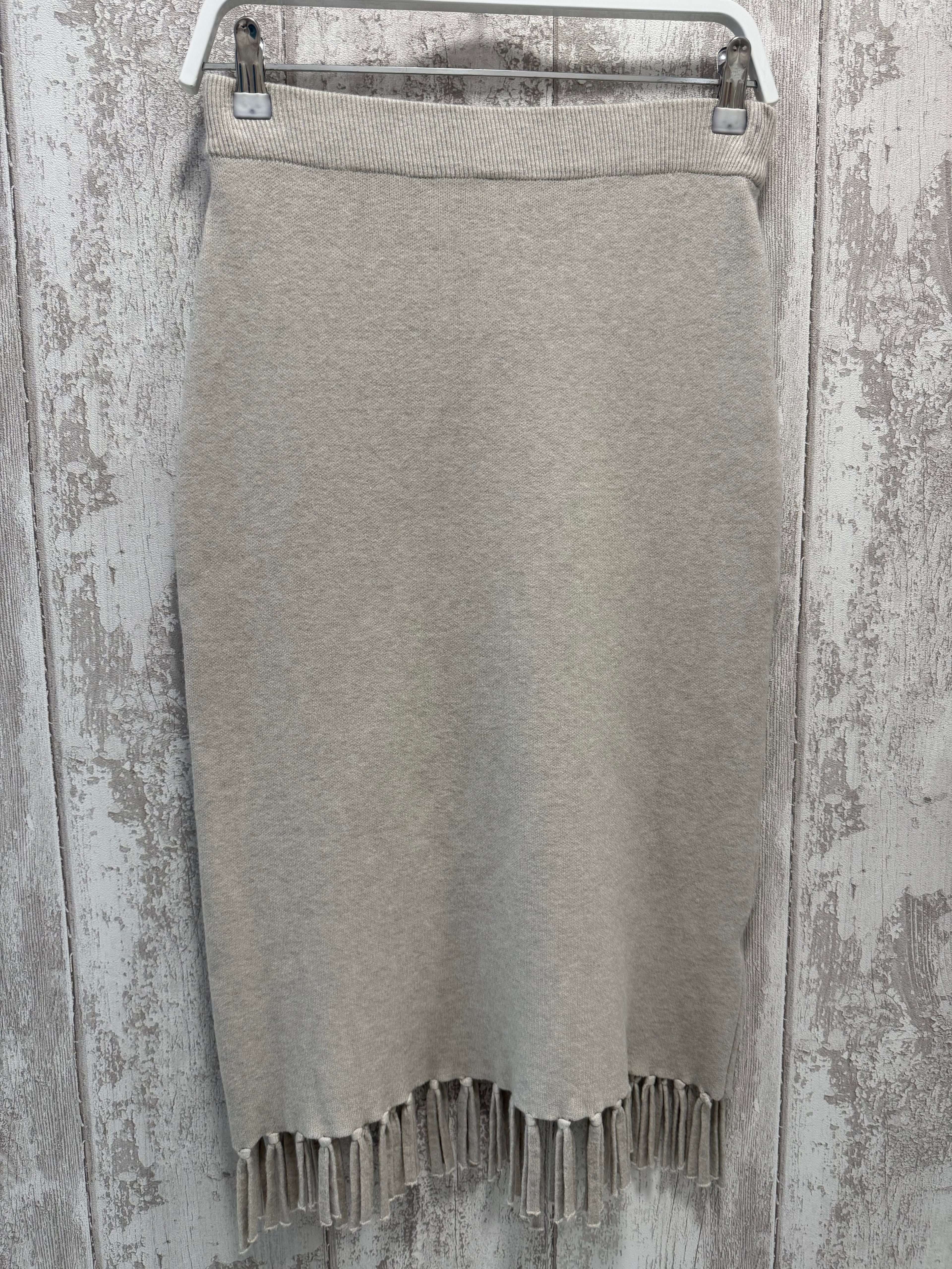 FALDA DE PUNTO CON FLECOS