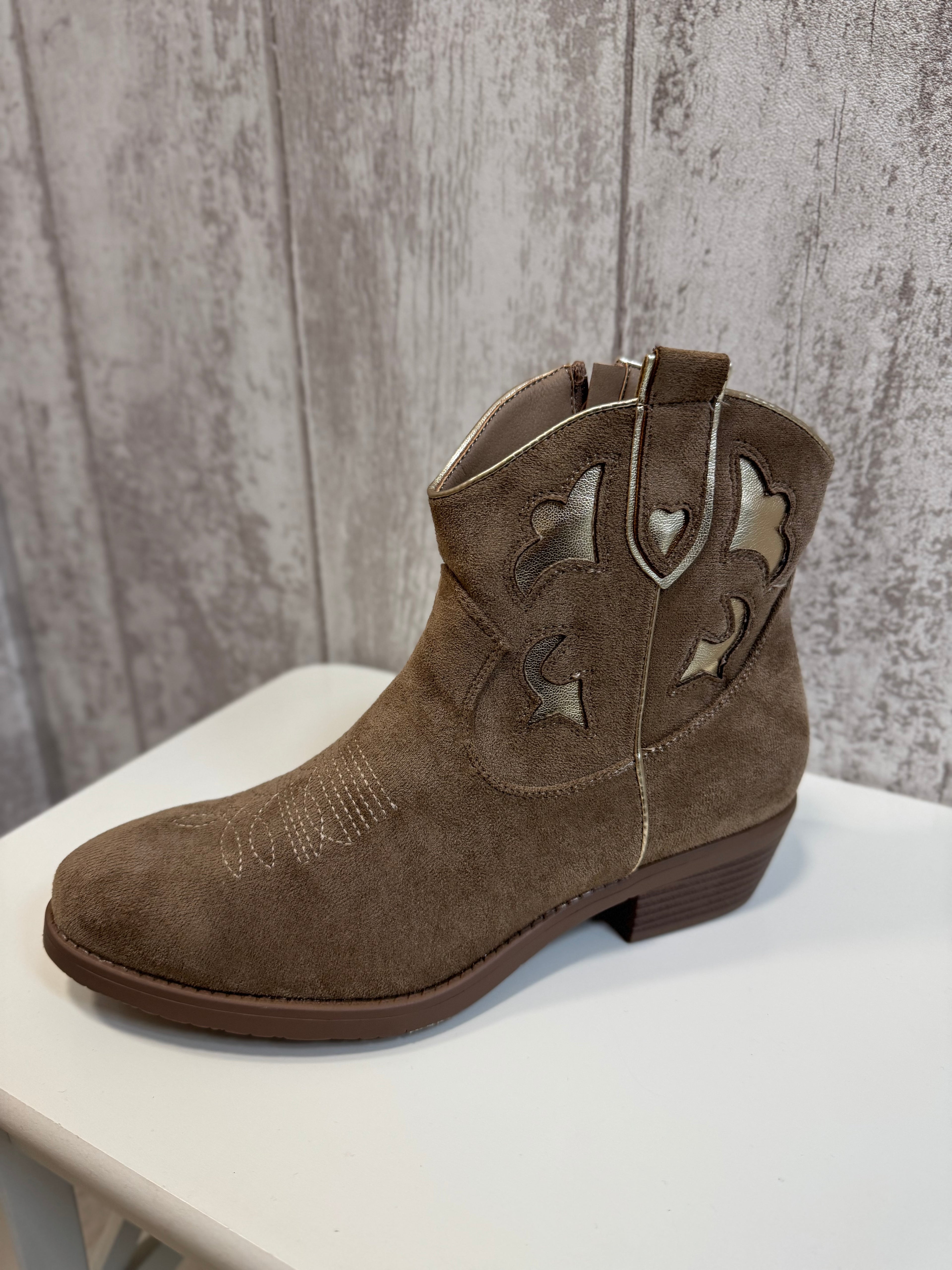 BOTÍN ANTELINA CON DETALLES DORADOS