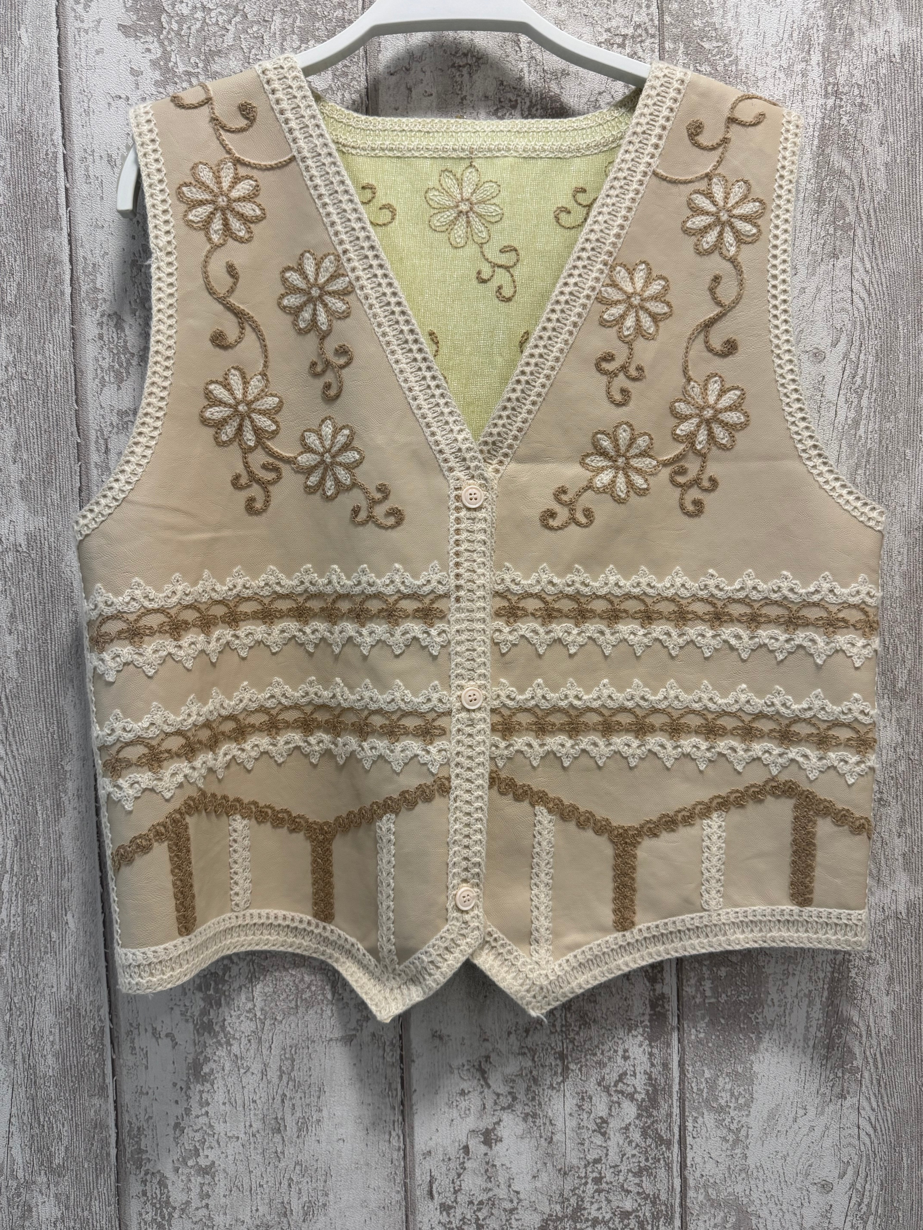 CHALECOS POLIPIEL BORDADOS