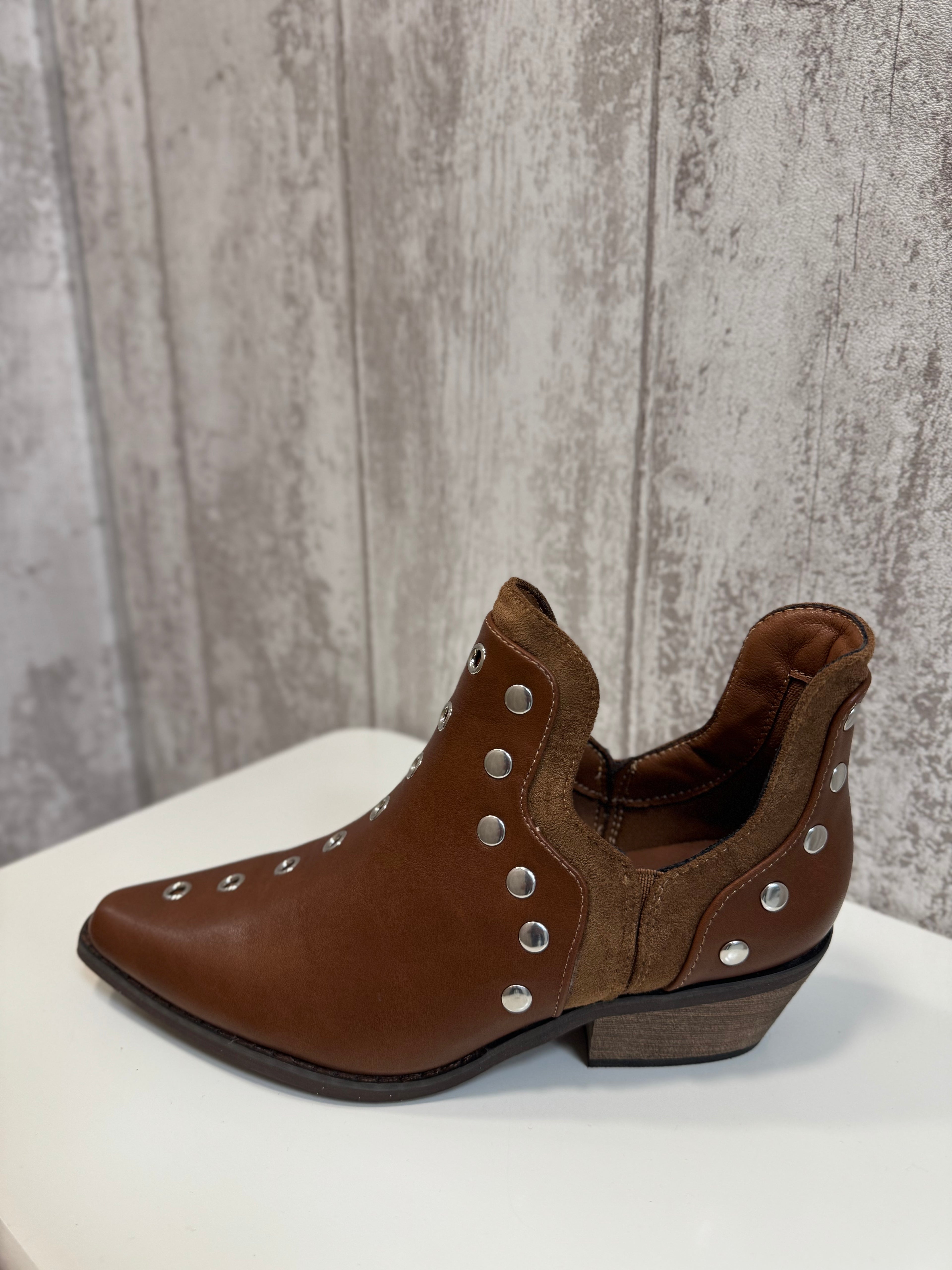 BOTÍN CAMEL POLIPIEL TACHAS PLATAS