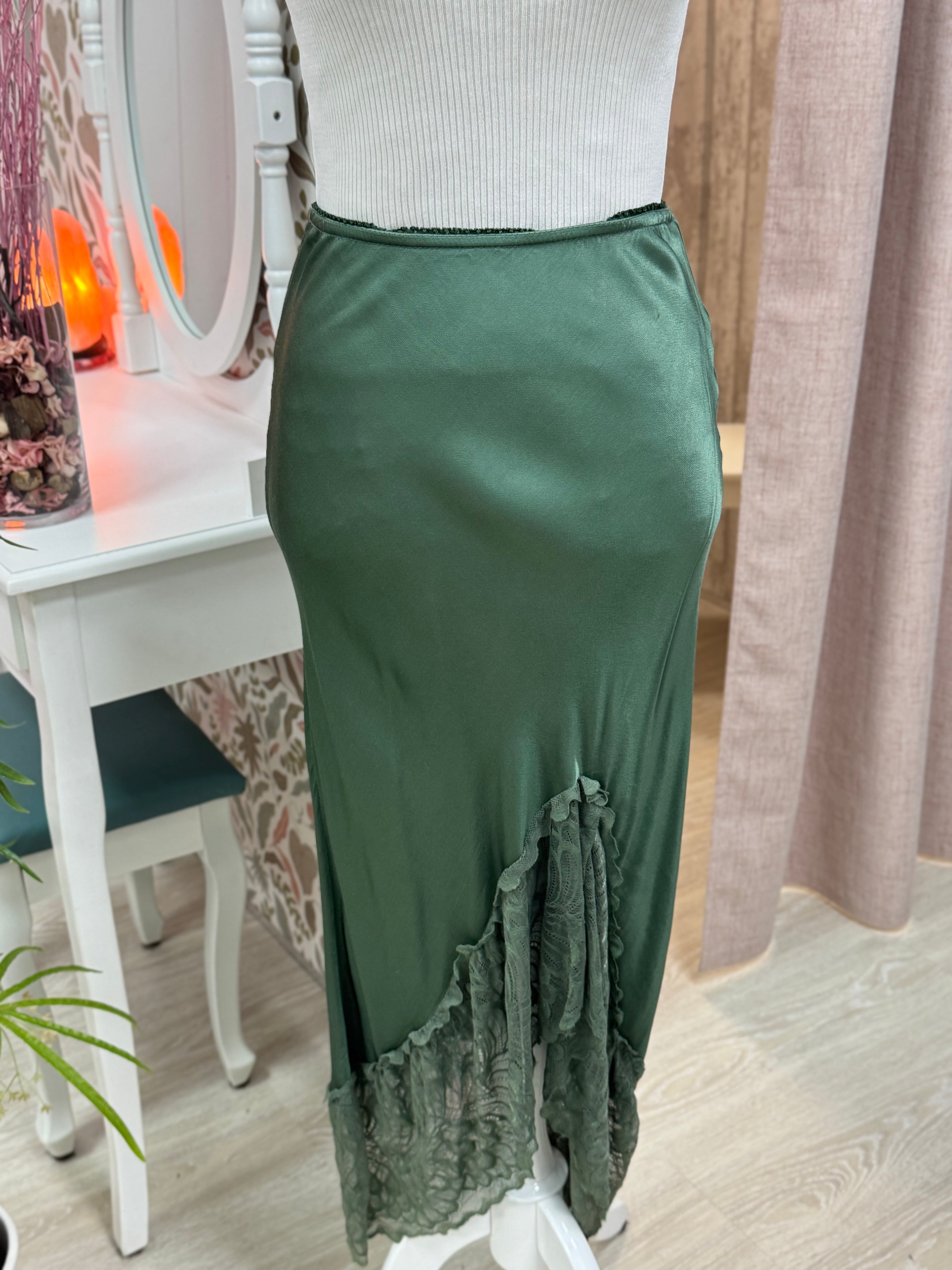 FALDA SATINADA ENCAJE
