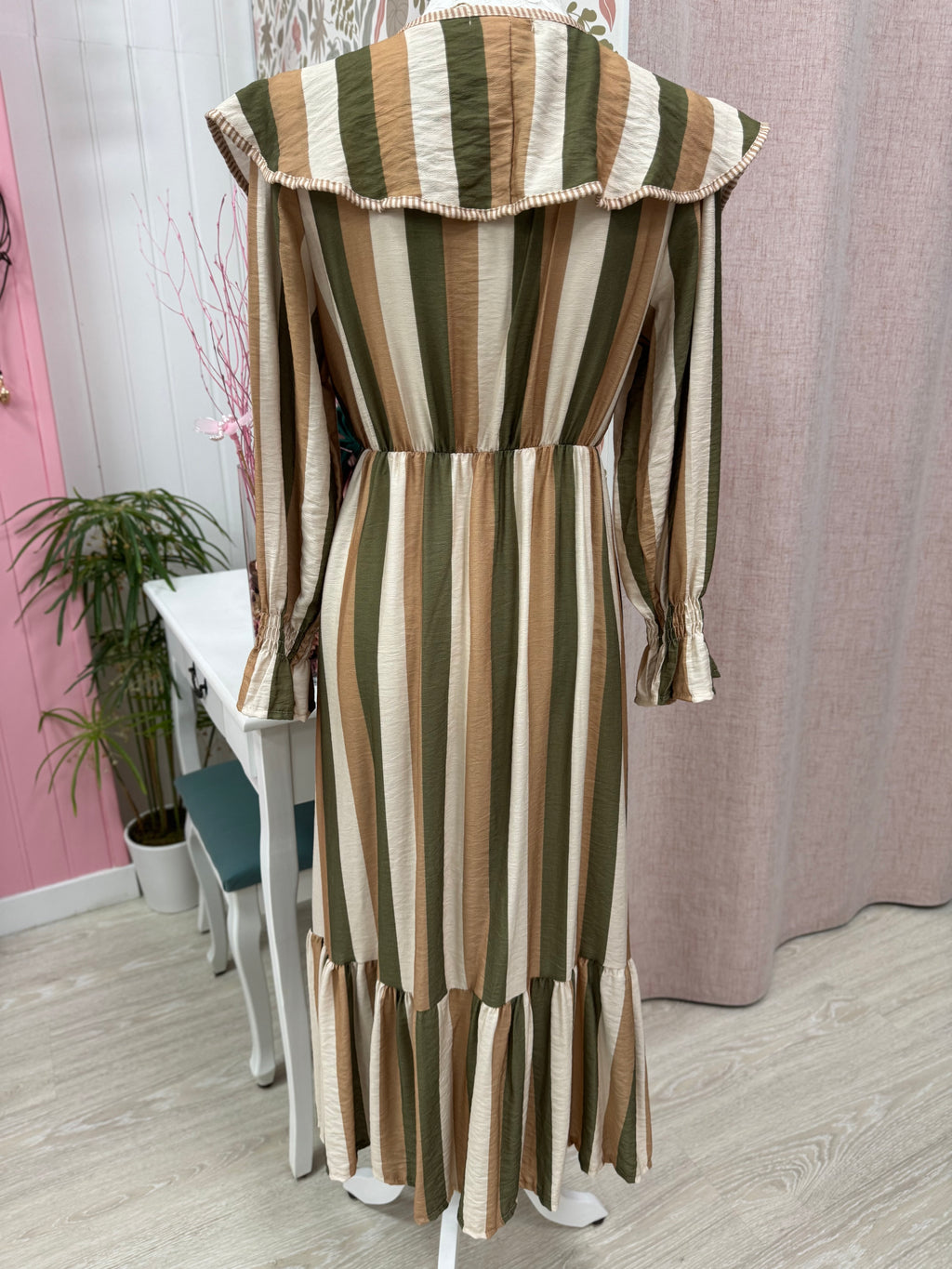 VESTIDO VOLANTE CAMEL Y VERDE