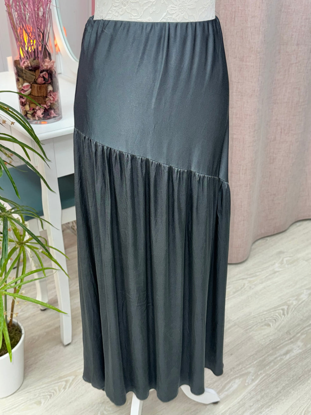 FALDA SATINADA VUELO