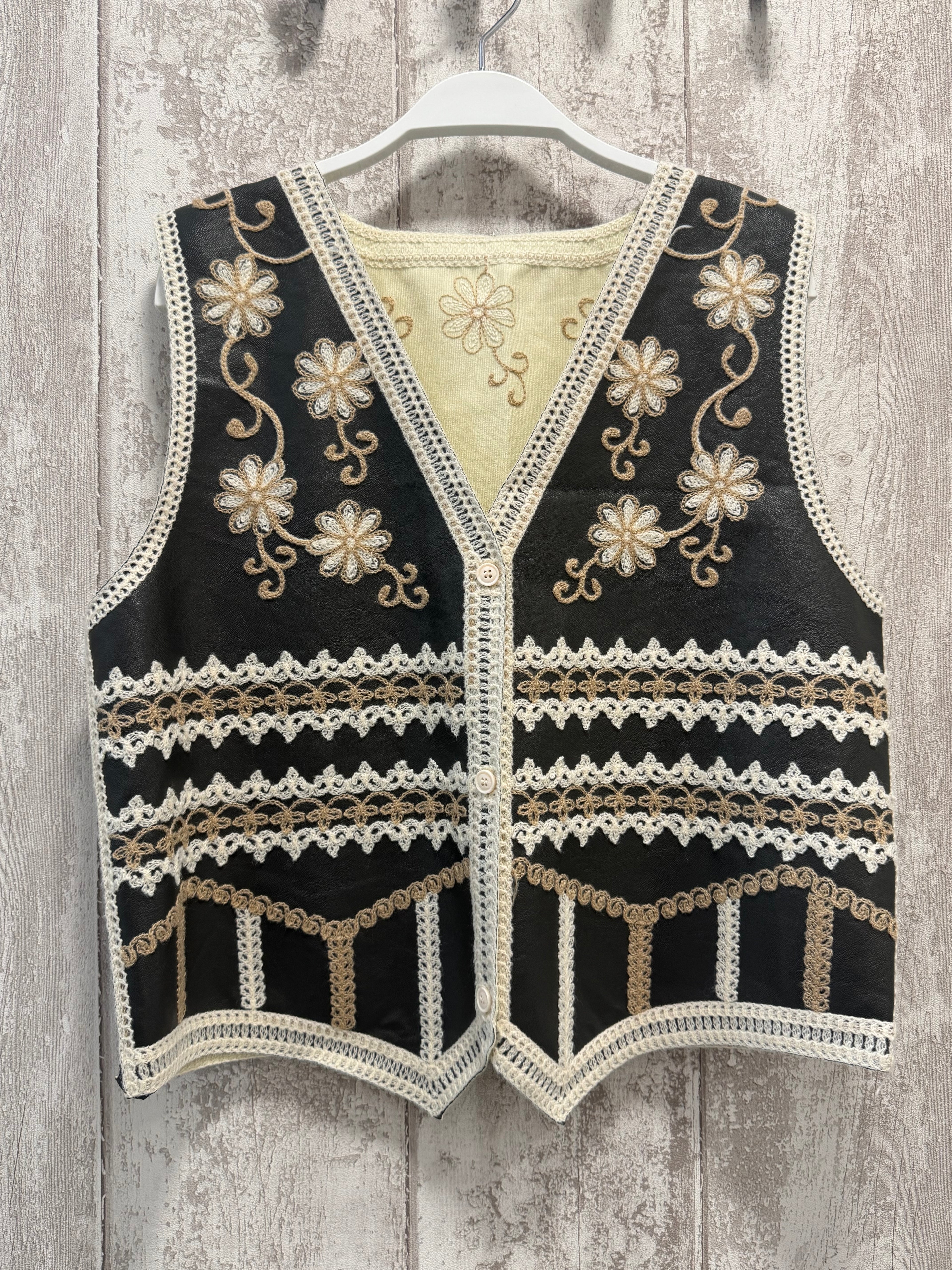 CHALECOS POLIPIEL BORDADOS