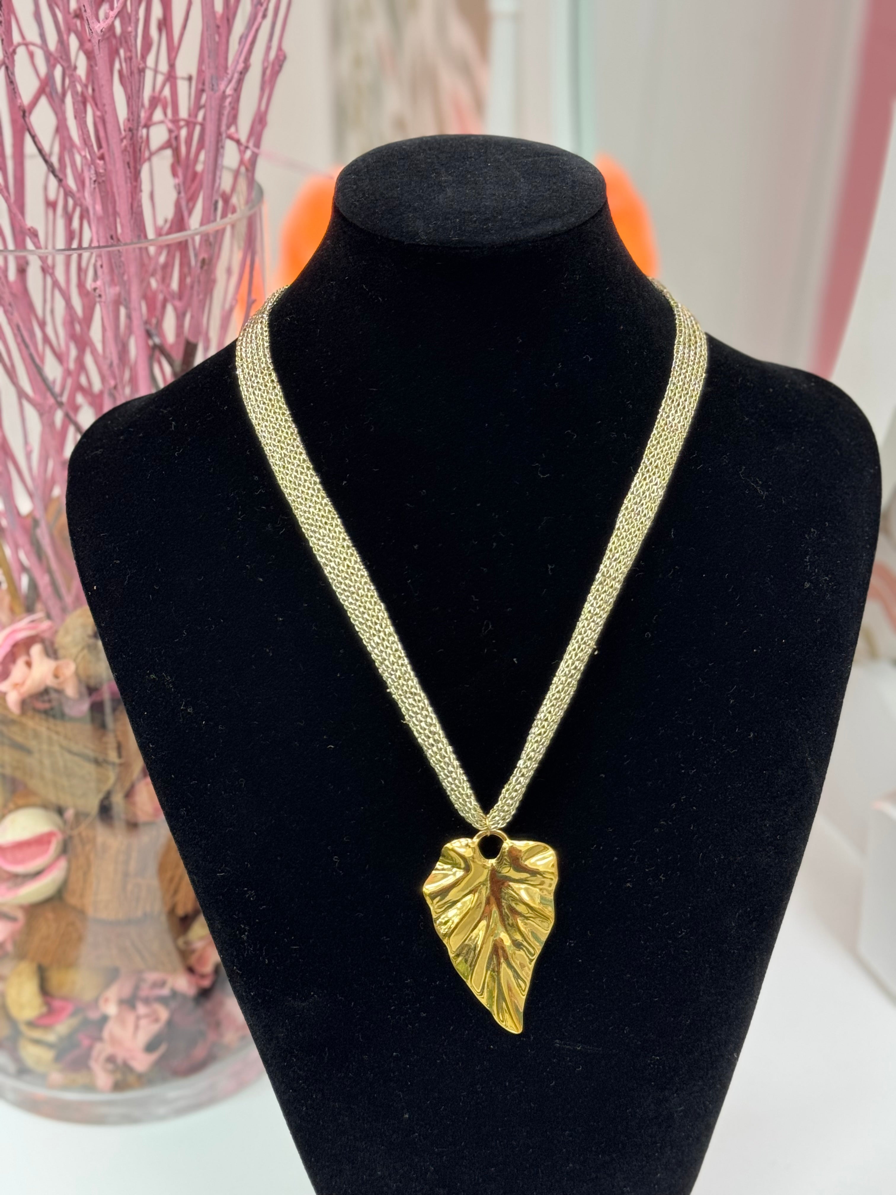 COLLAR CUERDA DORADA HOJA