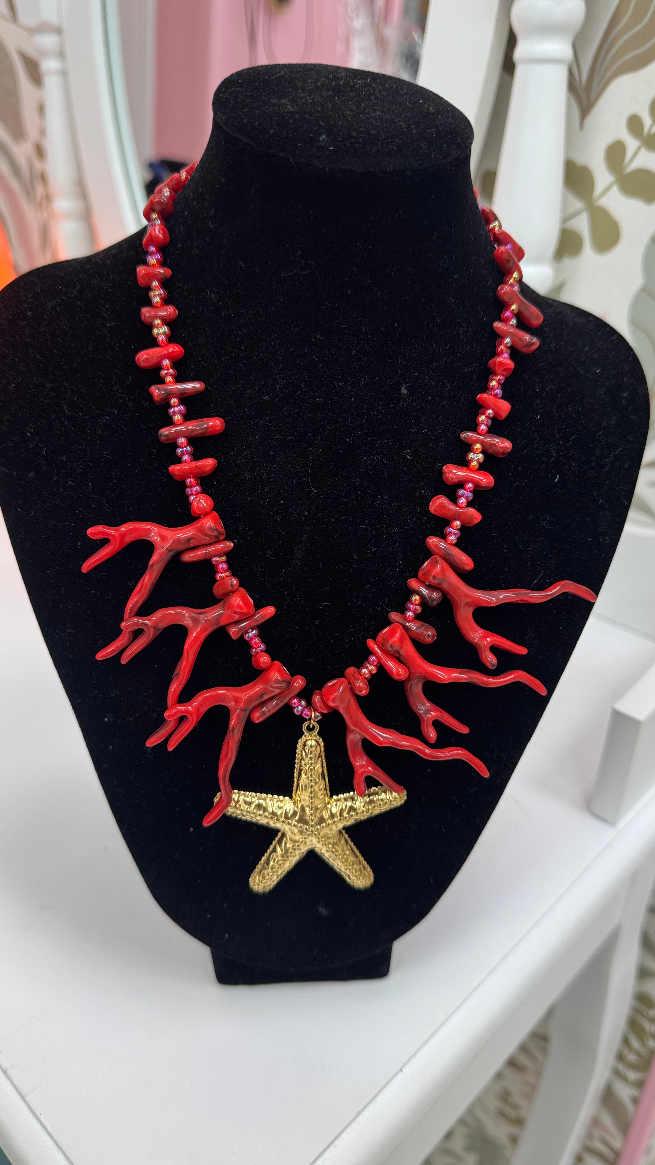 COLLAR CORALES Y ESTRELLA DORADA ACERO