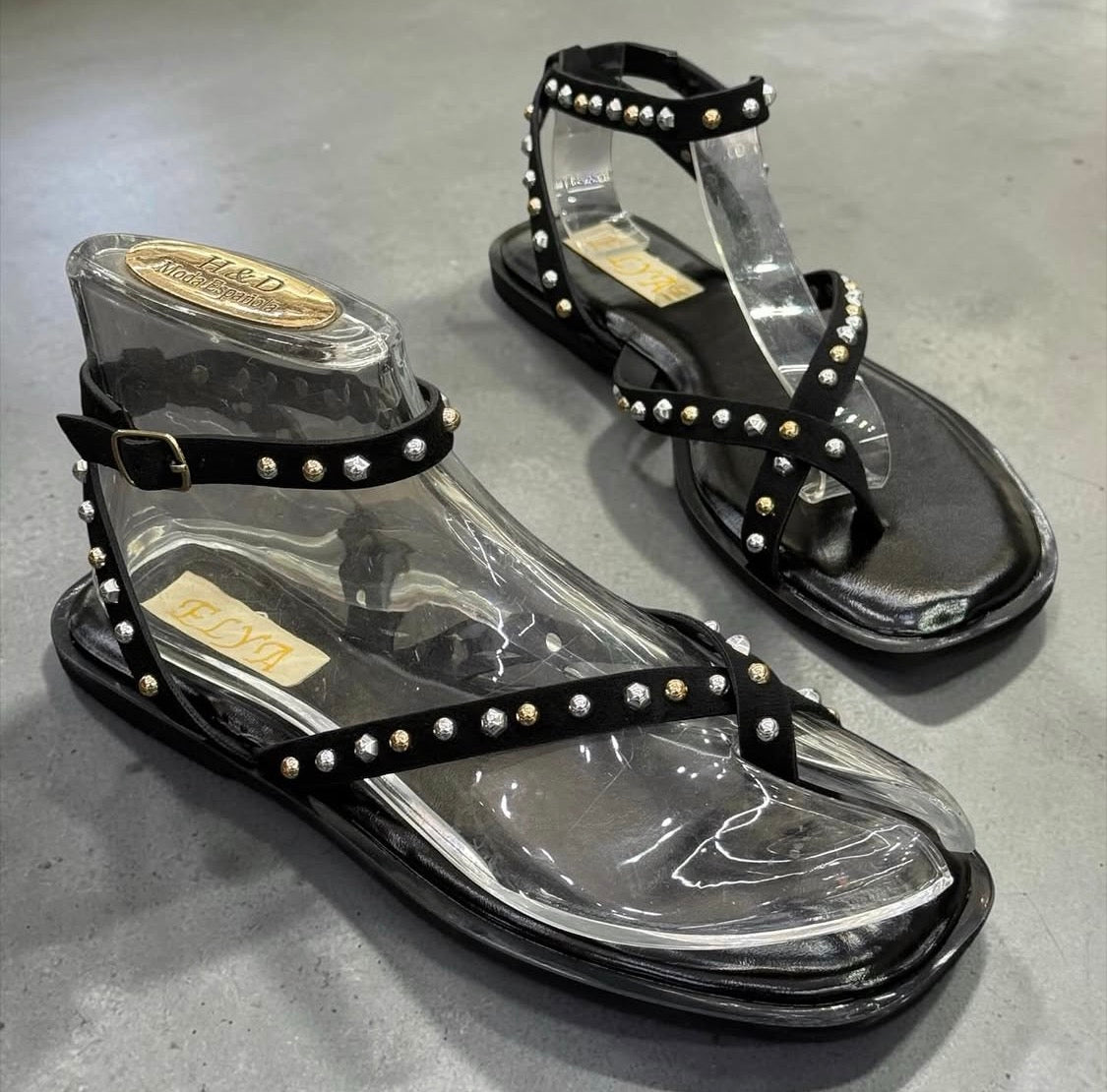 SANDALIAS PLANAS CON TACHAS