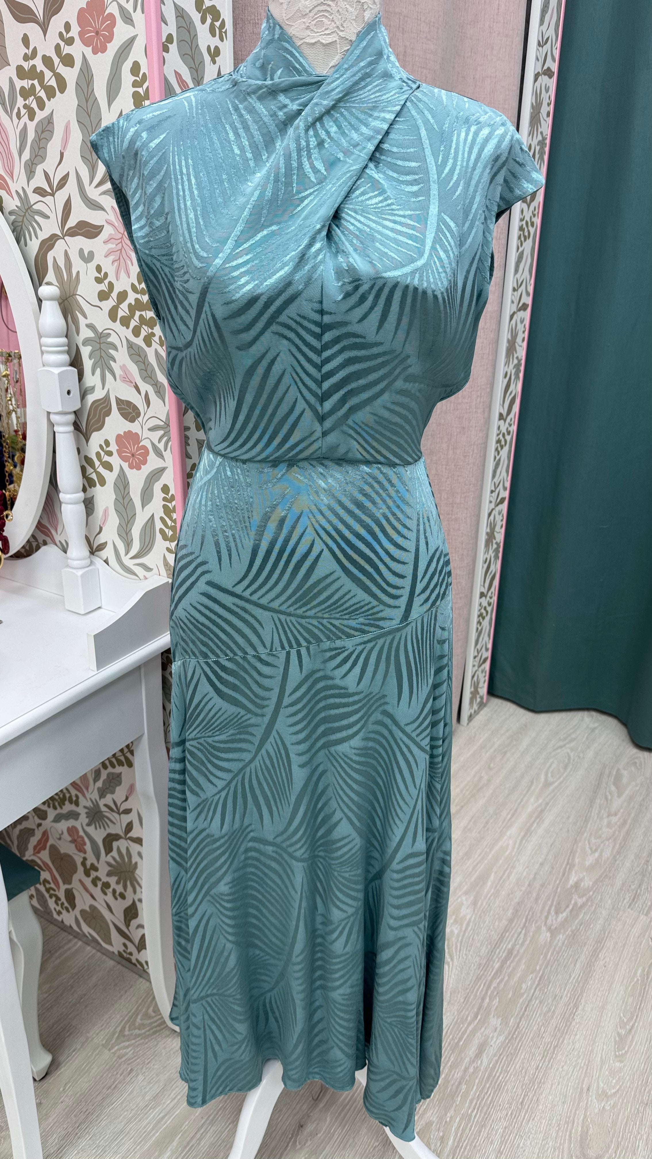 VESTIDO SATINADO HOJAS