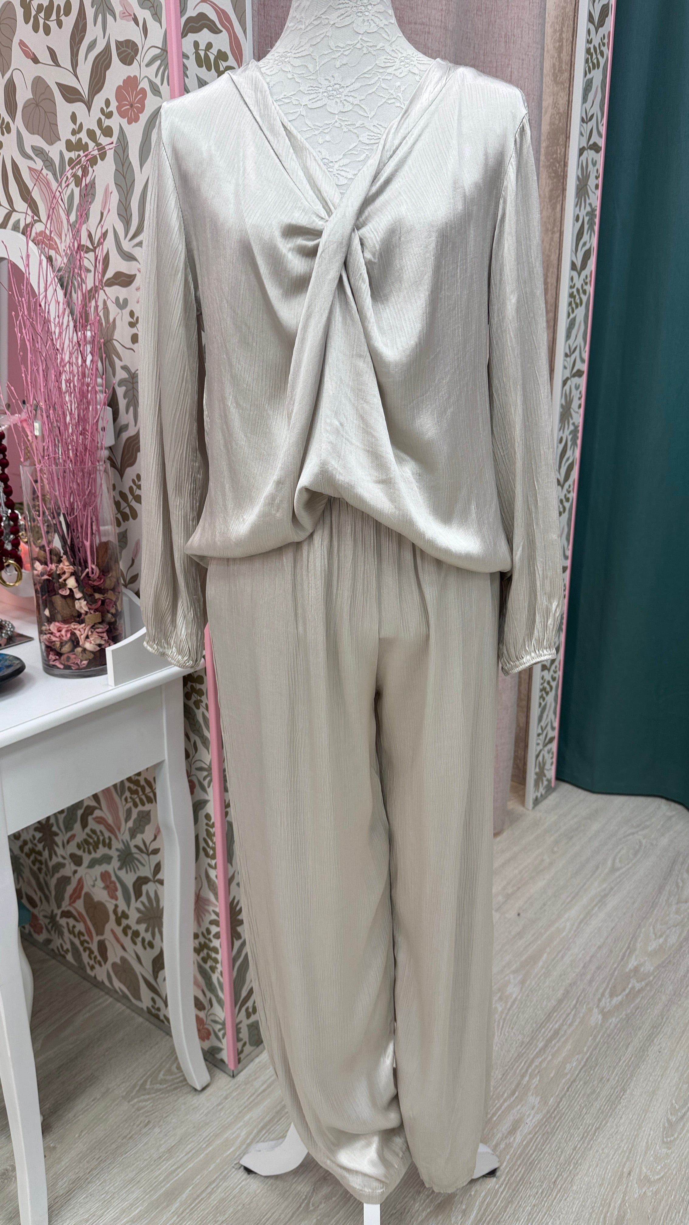 BLUSA ESCOTE “V” SATINADA