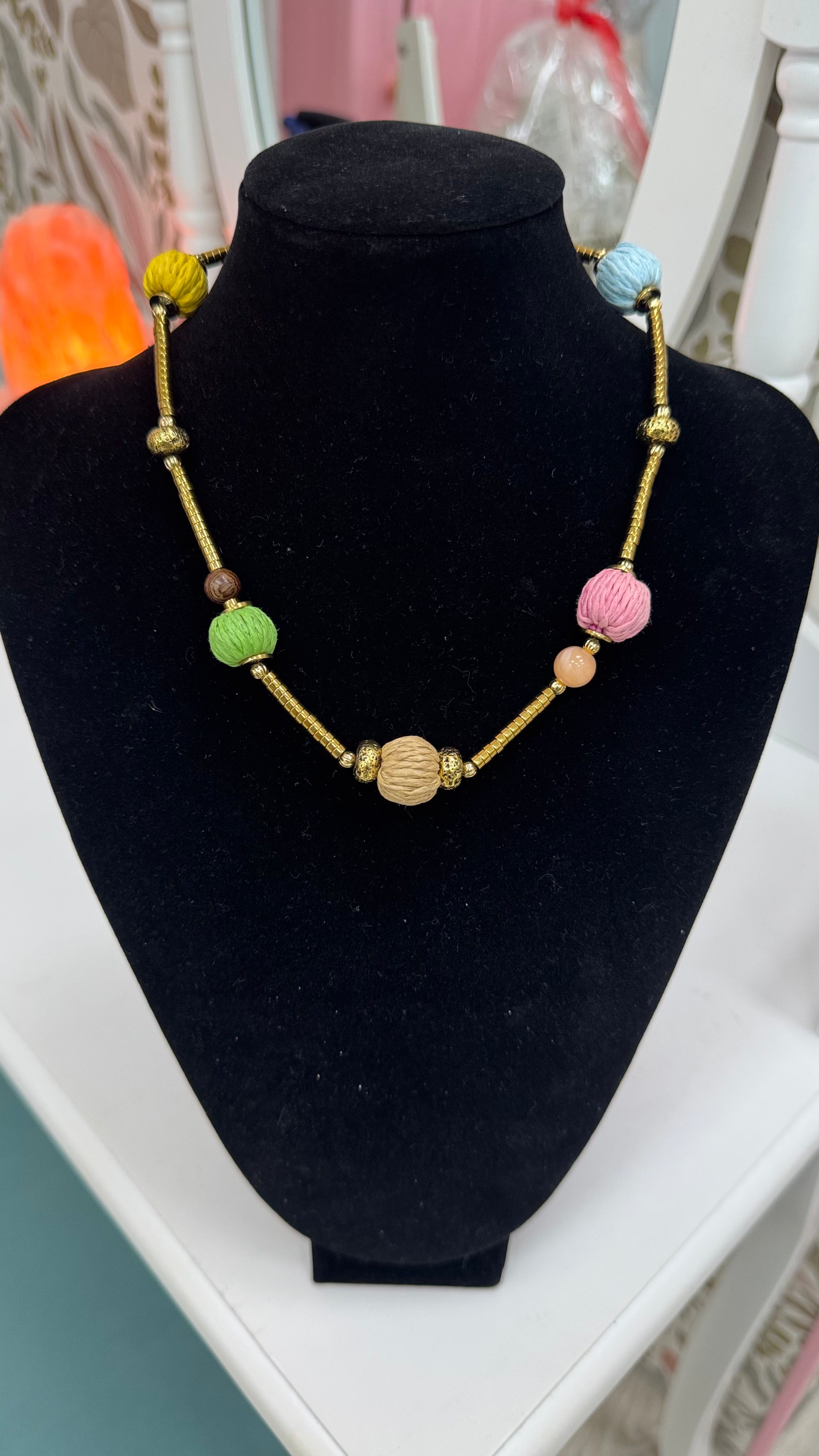 COLLAR BOLITAS RAFIA Y ACERO