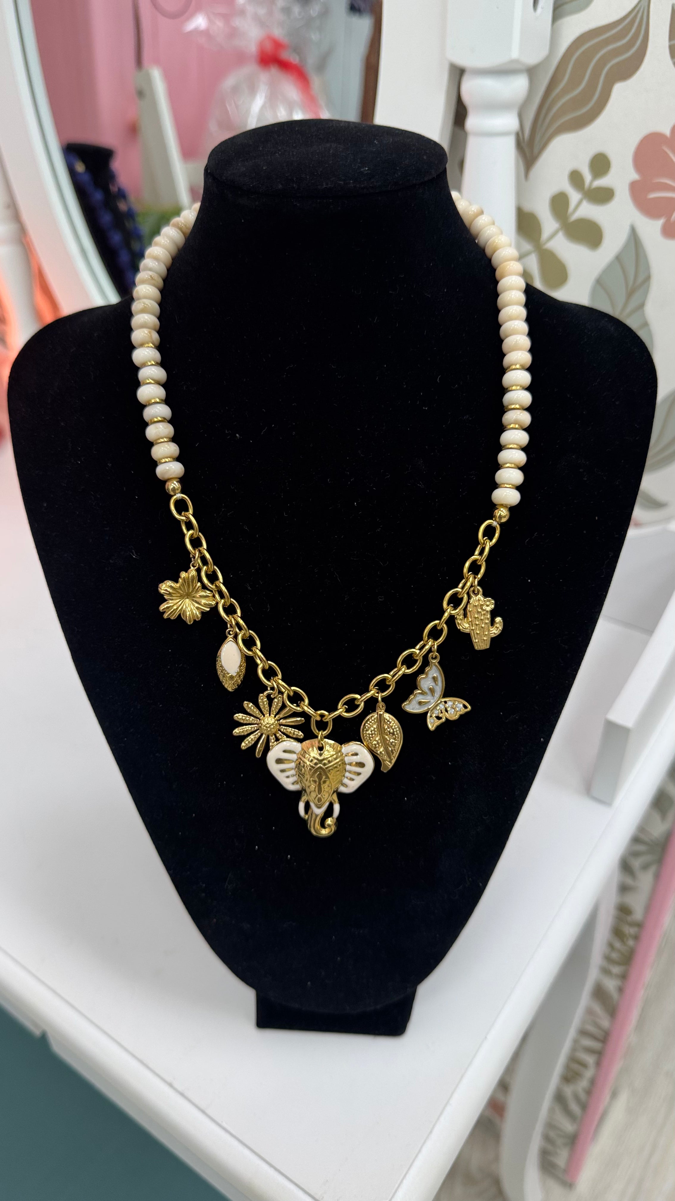 COLLAR RESINA Y ABALORIOS ACERO