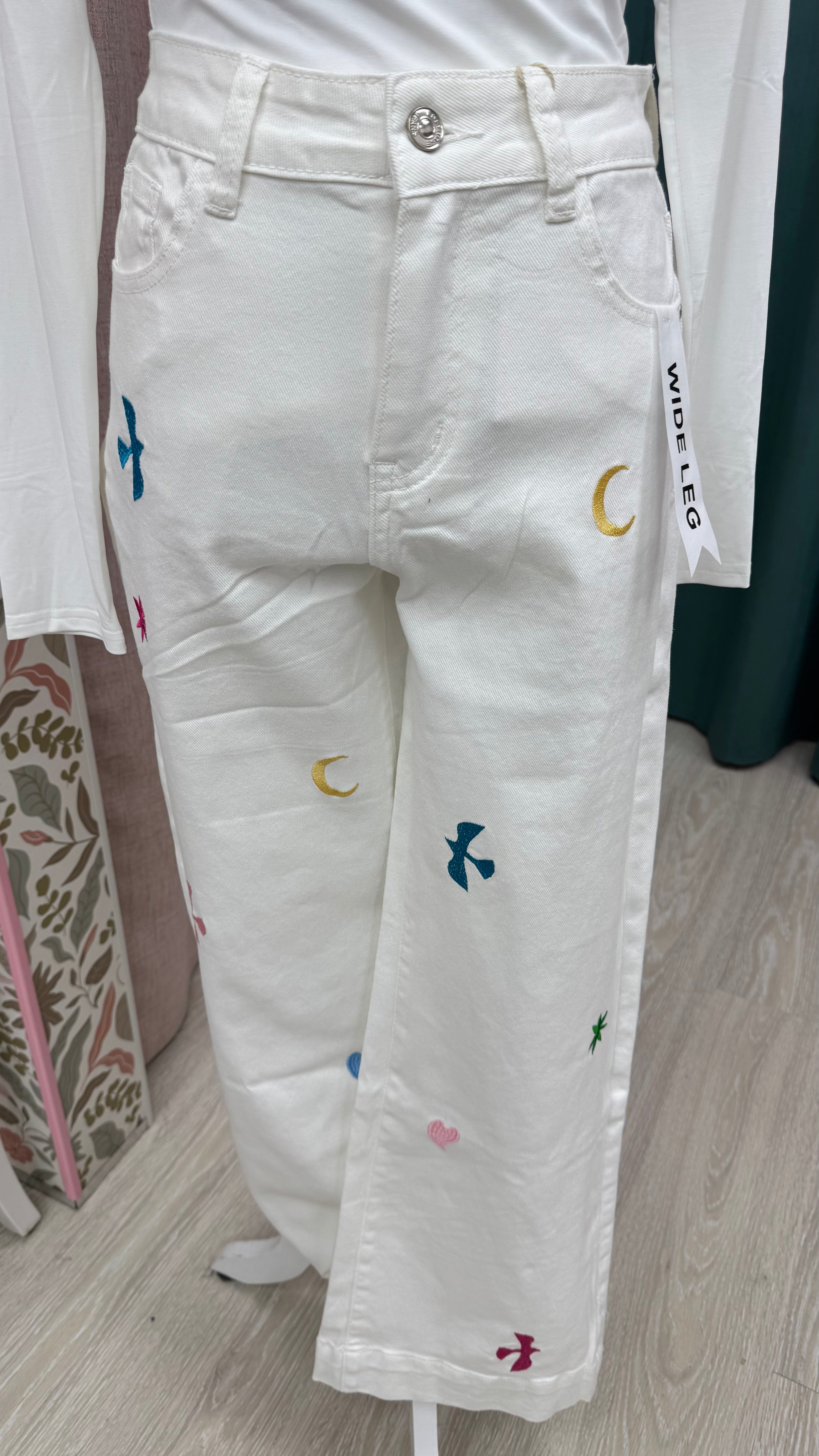 VAQUEROS BORDADOS “LUNA” BLANCO ROTO