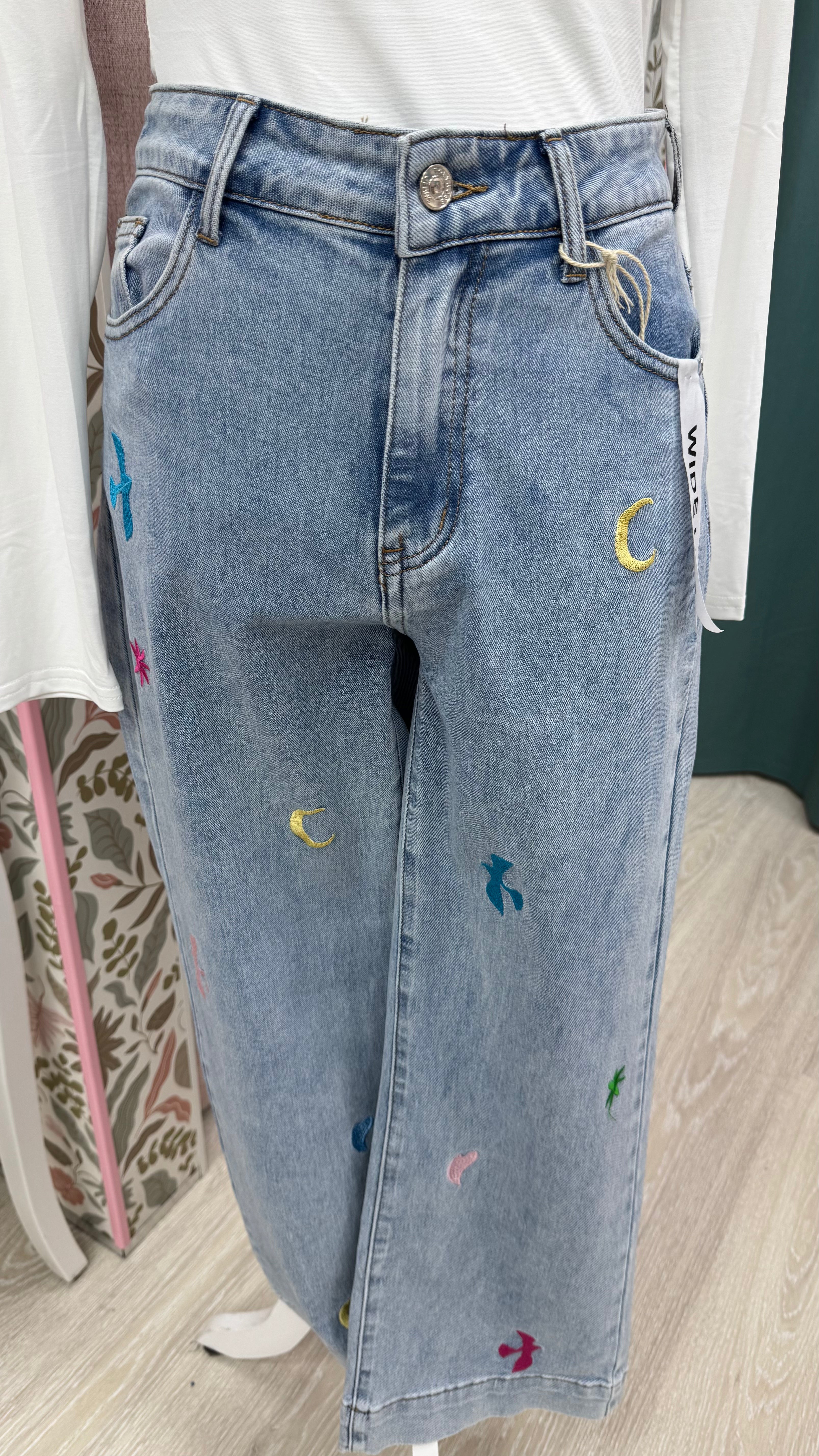 VAQUEROS “WIDE LEG” BORDADO LUNA