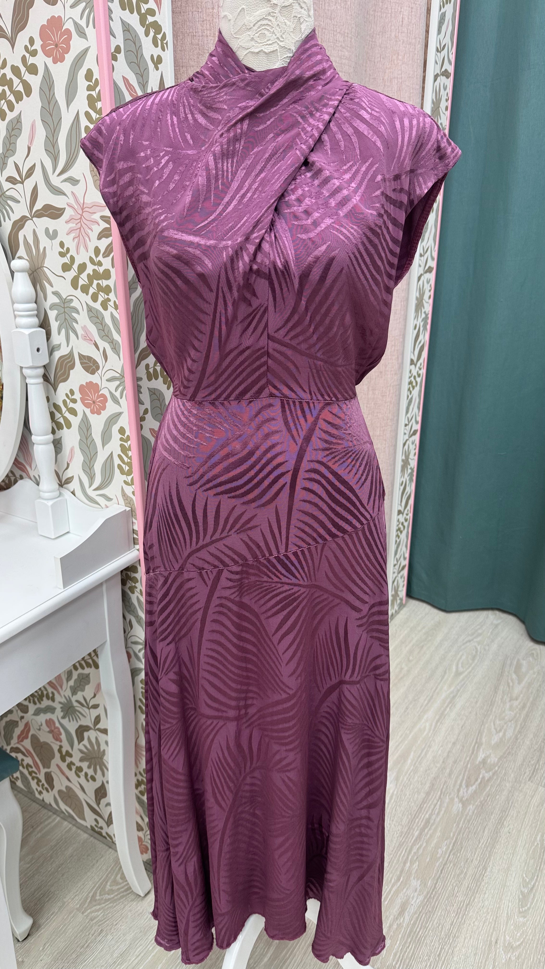 VESTIDO SATINADO HOJAS