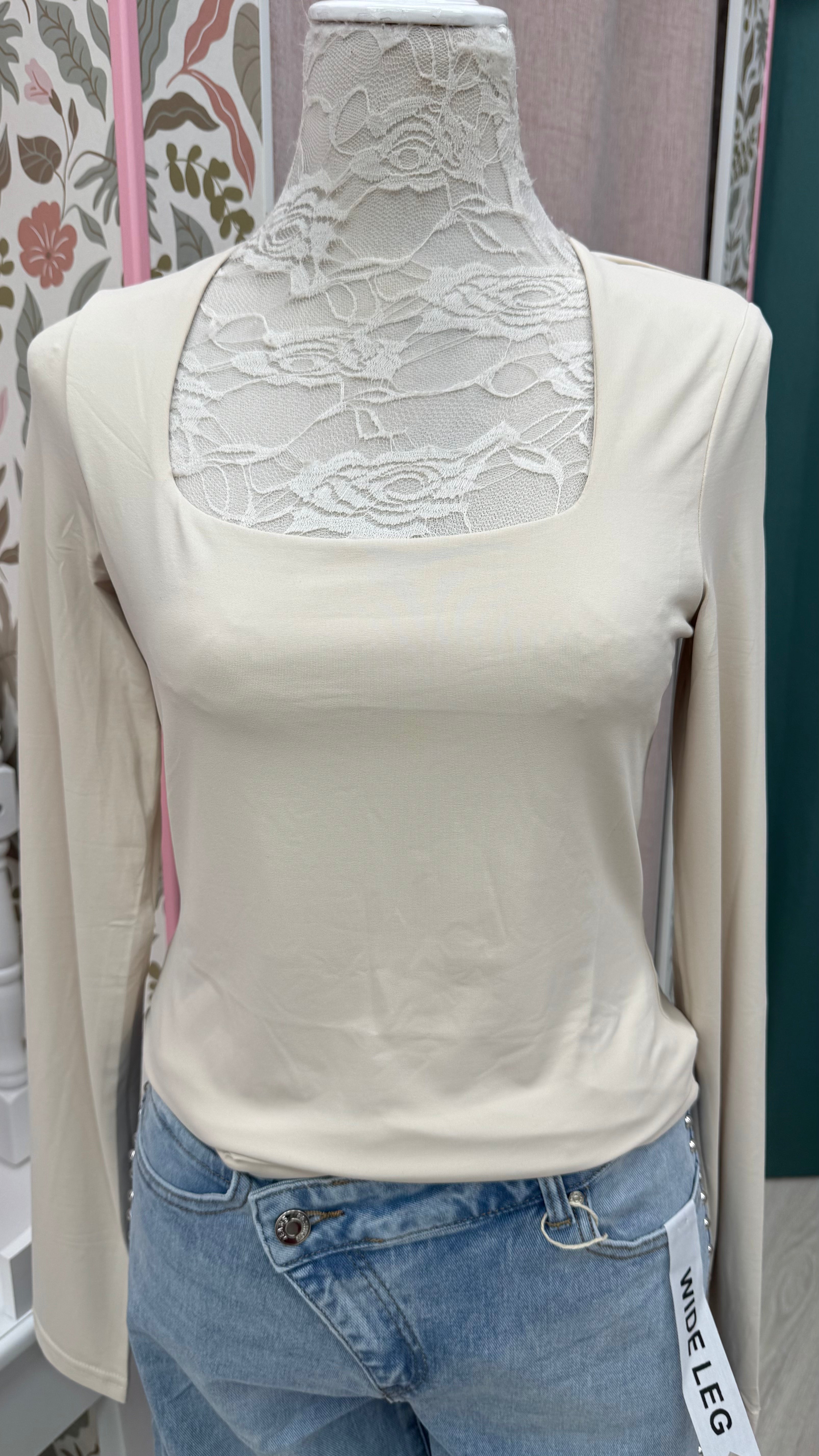 CAMISETA LICRA ESCOTE CUADRADO