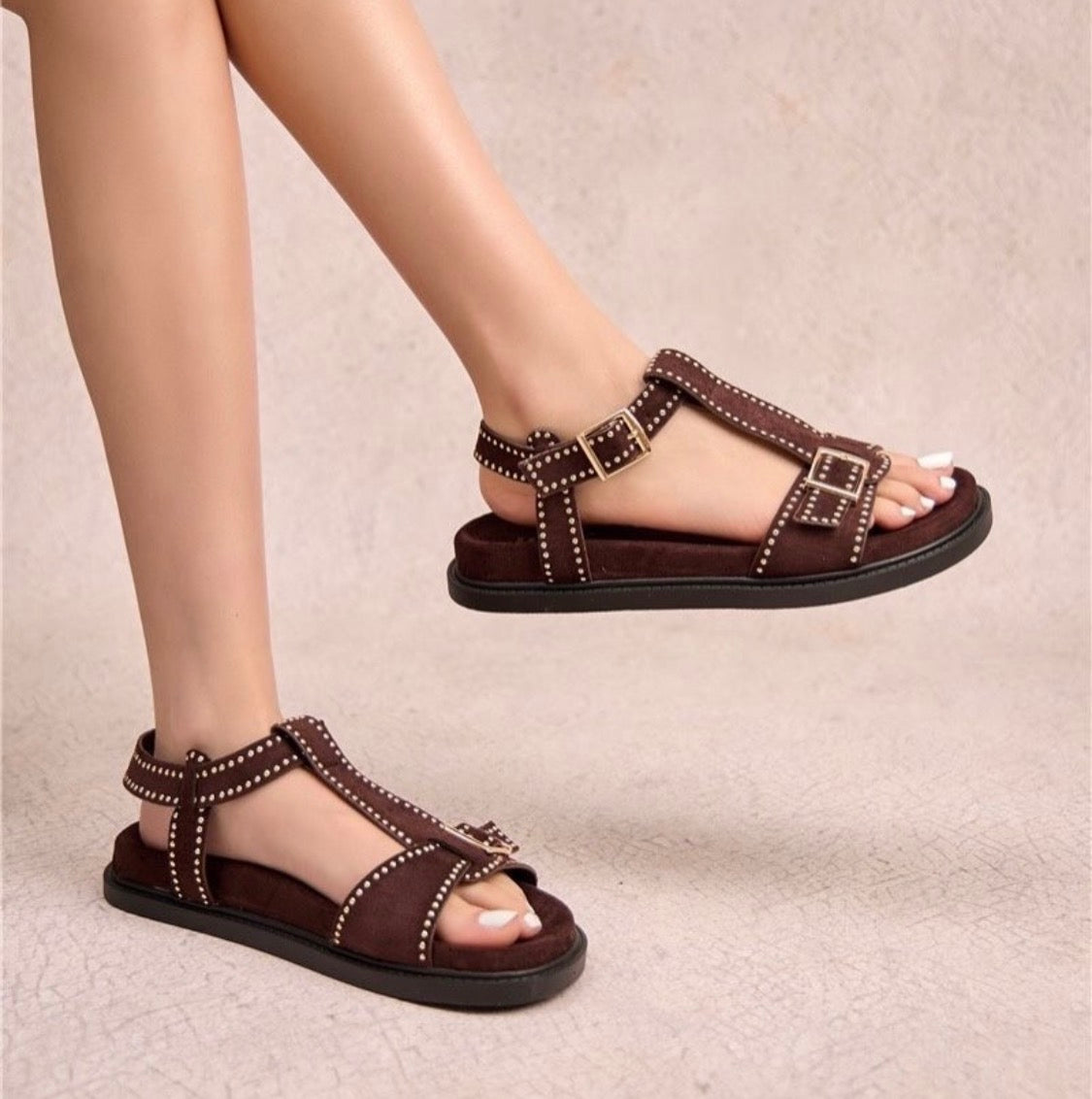 SANDALIAS PLANAS HEBILLA TACHAS